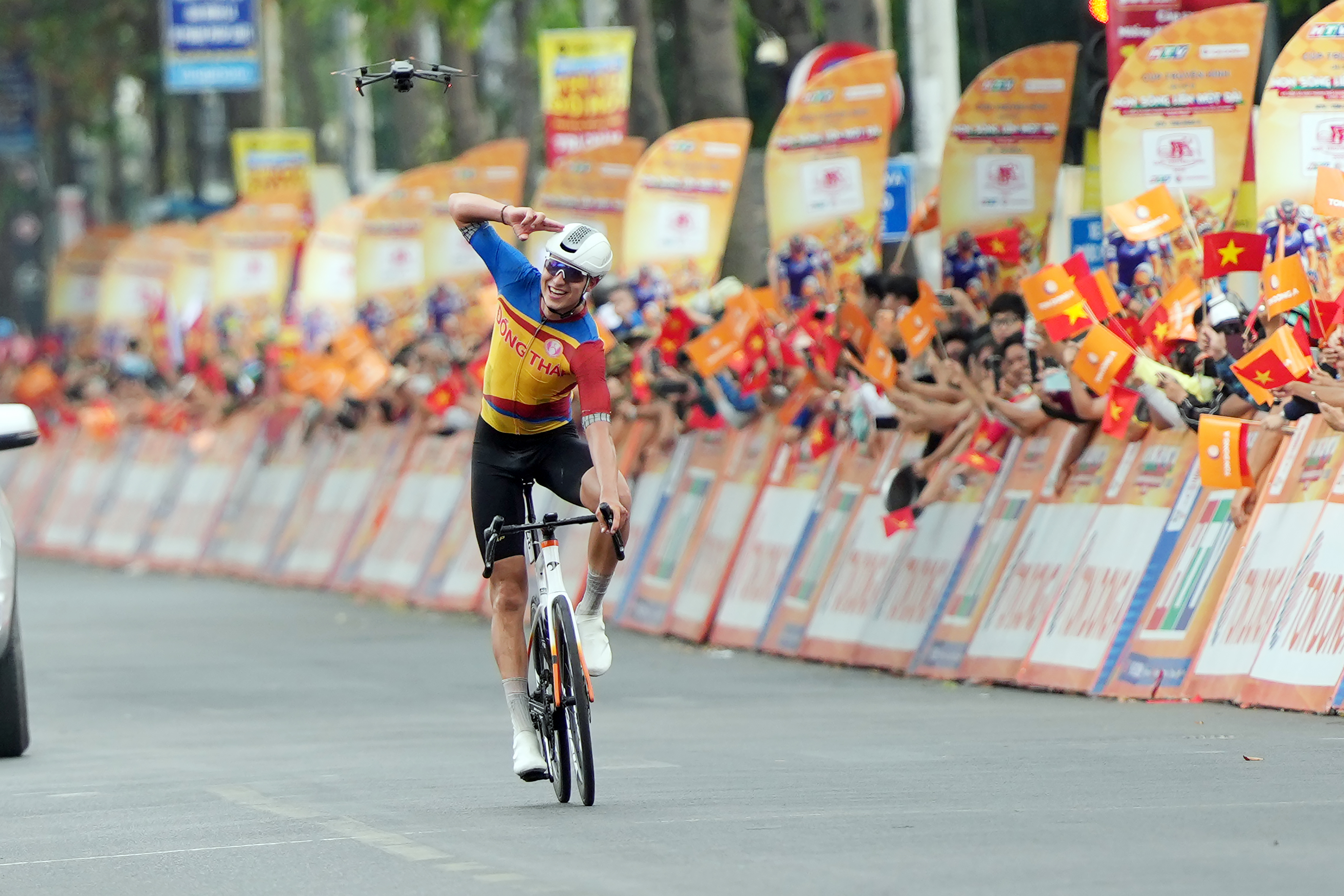 Sigma 200mm f2.0 DG OS Sports: "Định nghĩa lại" ống k&iacute;nh tele khẩu lớn cho ph&oacute;ng vi&ecirc;n t&aacute;c nghiệp - Ảnh 2.