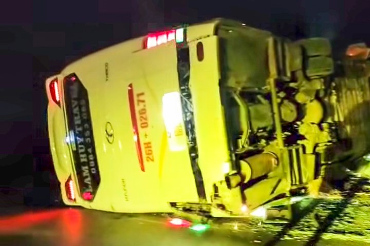 Mất phanh, xe khách chở 39 người bị lật khi xuống dốc - Ảnh 1.