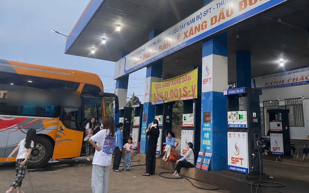 Vụ h&agrave;nh kh&aacute;ch tr&ecirc;n 2 xe bị &ldquo;bỏ rơi&rdquo; trong đ&ecirc;m: Văn ph&ograve;ng nh&agrave; xe bất ngờ th&aacute;o bảng hiệu - Ảnh 4.