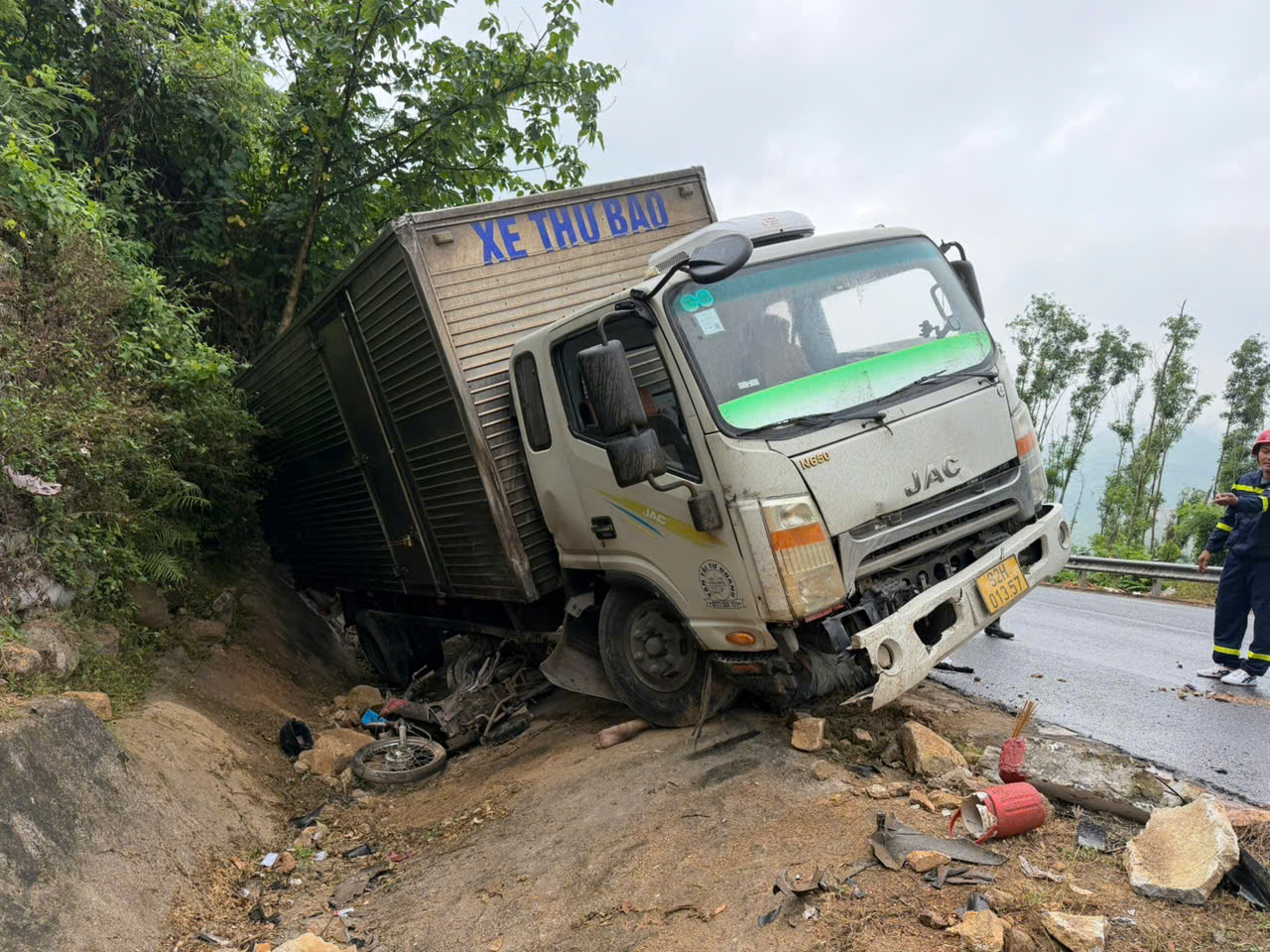 Xe tải mất lái tông xe máy tại Đắk Lắk , 2 người thương vong nghiêm trọng - Ảnh 1.