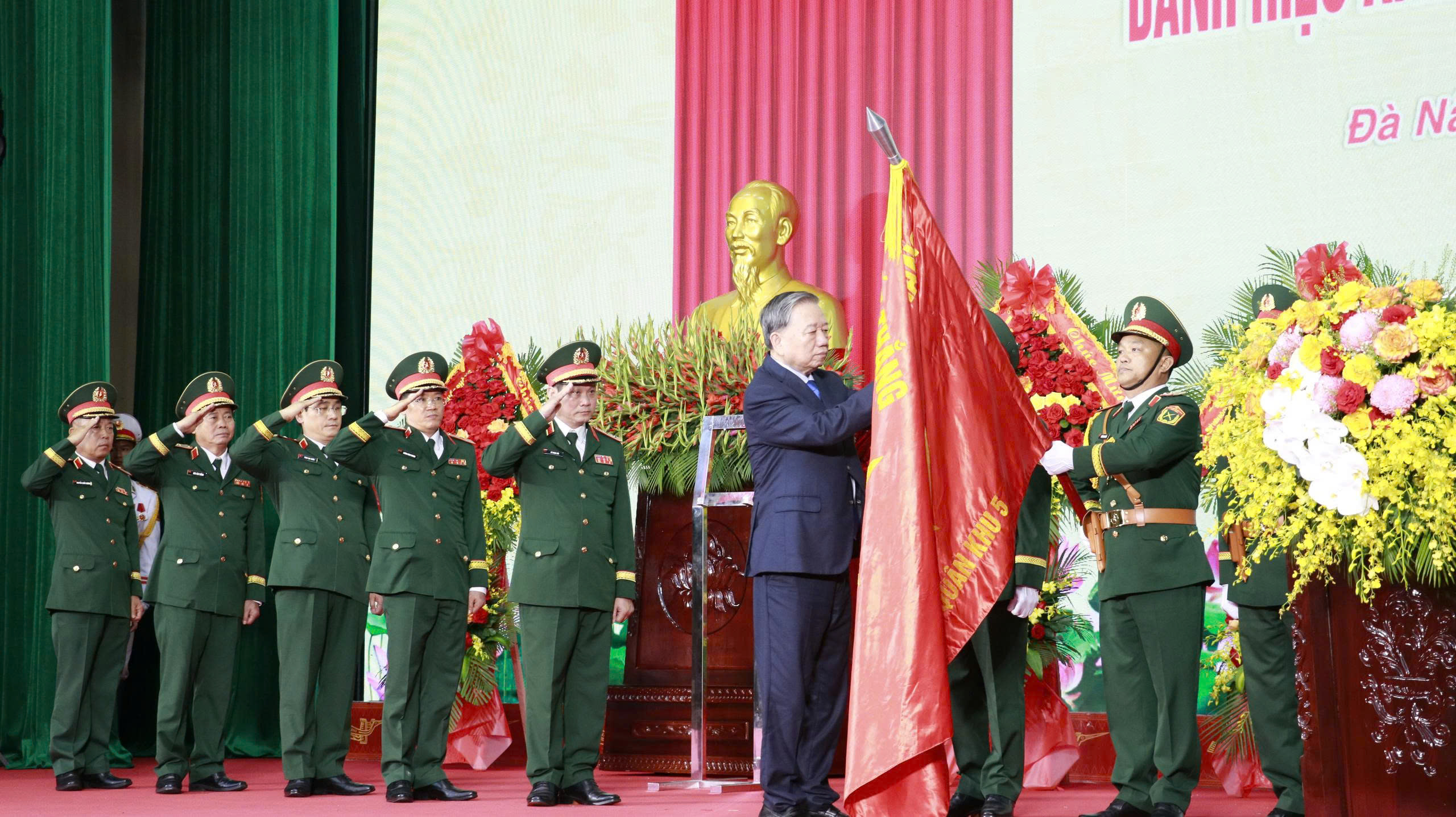 Tô Lâm trao danh hiệu Anh hùng LLVT nhân dân cho Quân khu 5 năm 2026 - Ảnh 1.