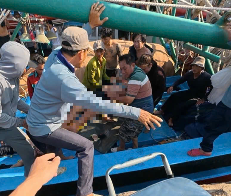 Ngạt khí dưới hầm tàu cá, hai anh em nguy kịch - Ảnh 1.