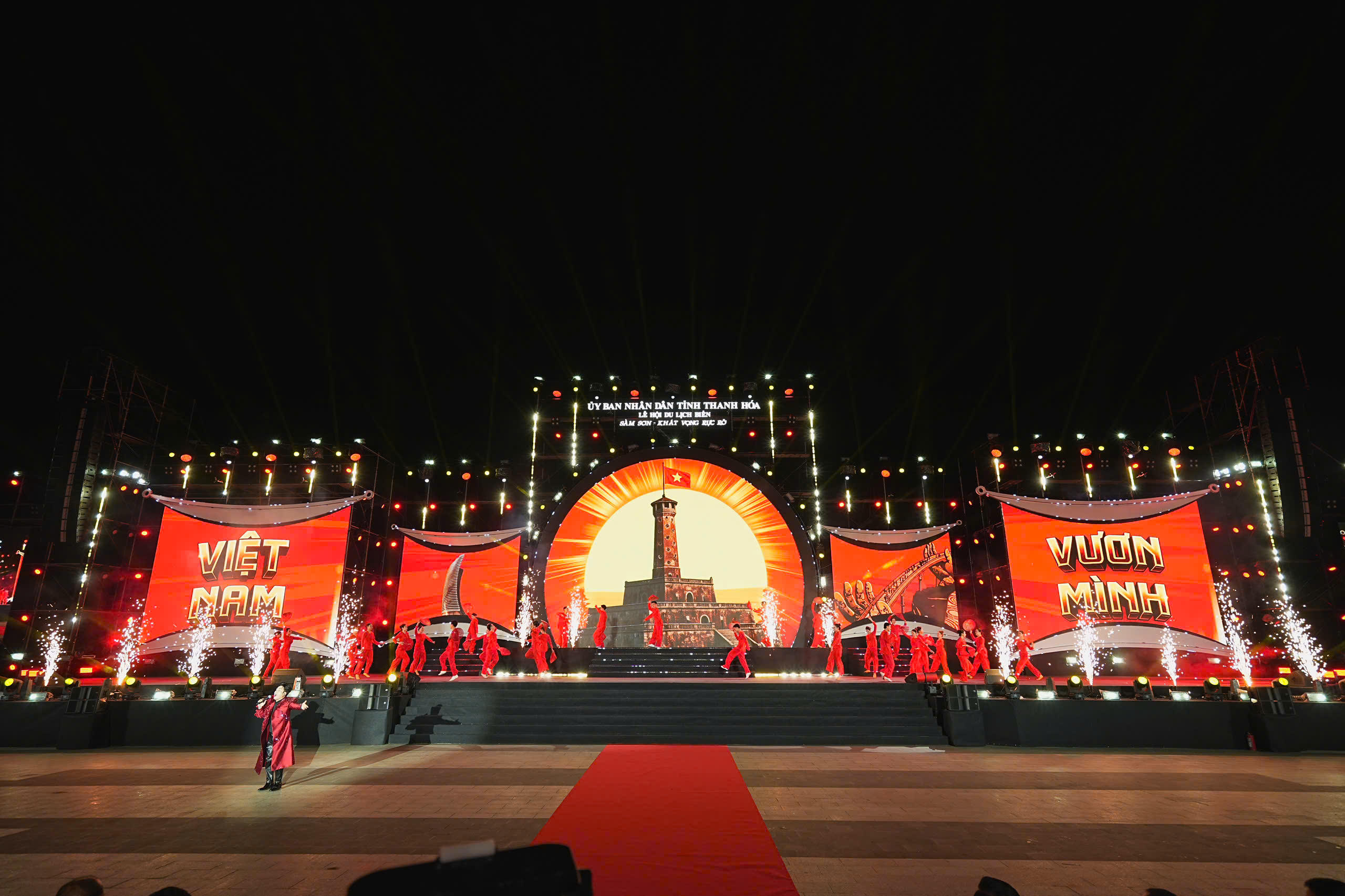 Biển người đổ về Sầm Sơn thưởng thức ca nhạc, xem bắn pháo hoa - Ảnh 7.