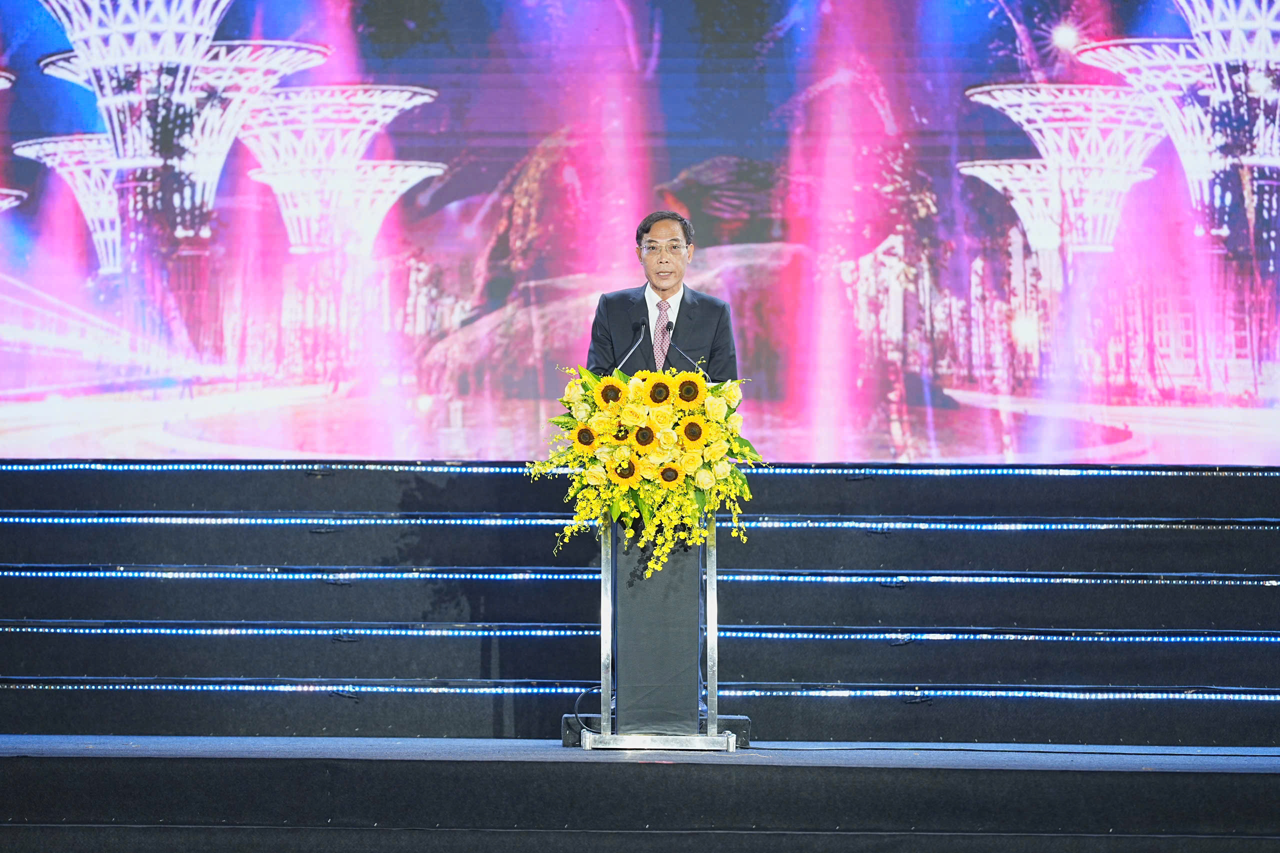 Biển người đổ về Sầm Sơn thưởng thức ca nhạc, xem bắn pháo hoa - Ảnh 2.