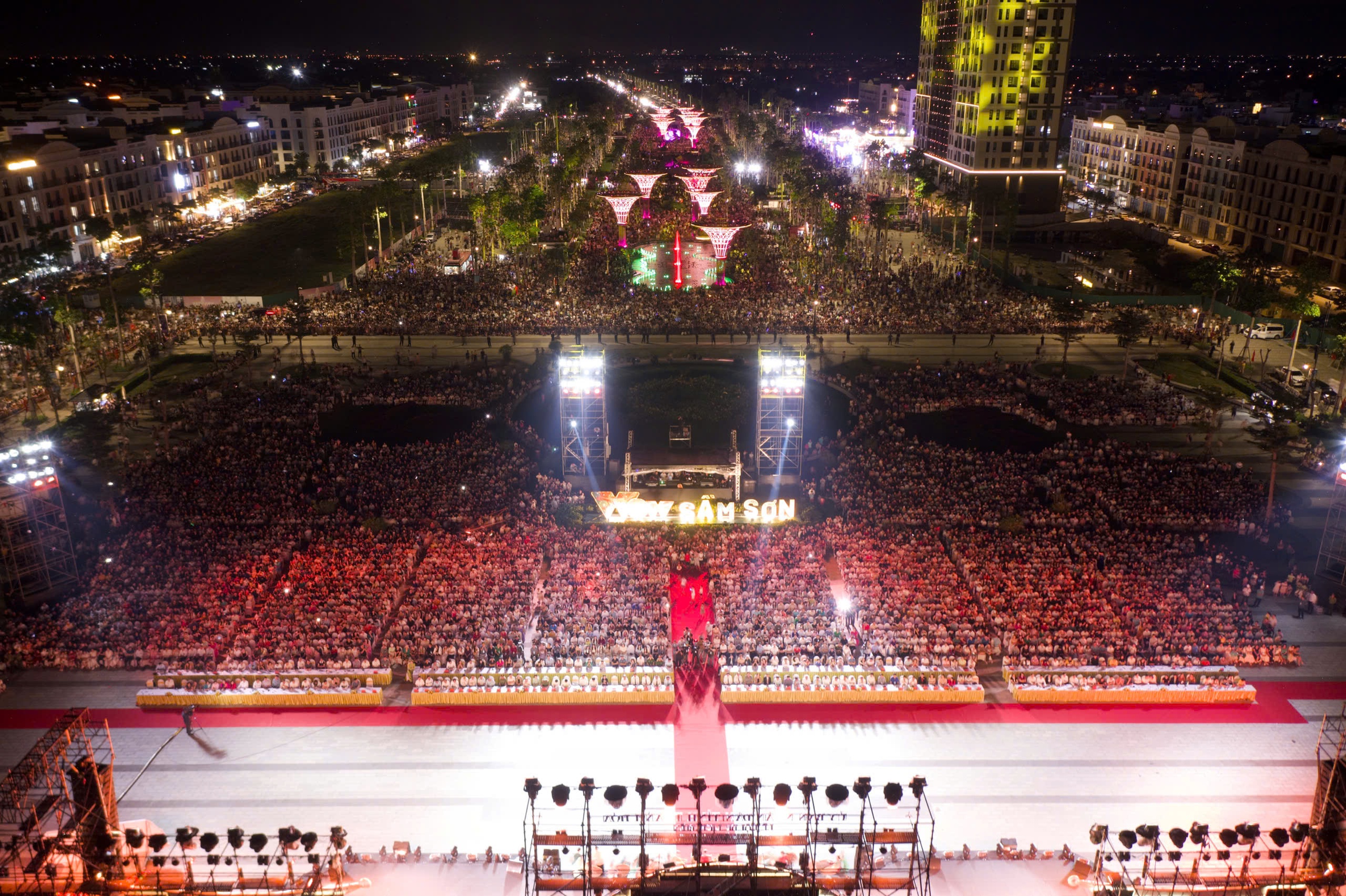 Biển người đổ về Sầm Sơn thưởng thức ca nhạc, xem bắn pháo hoa - Ảnh 3.