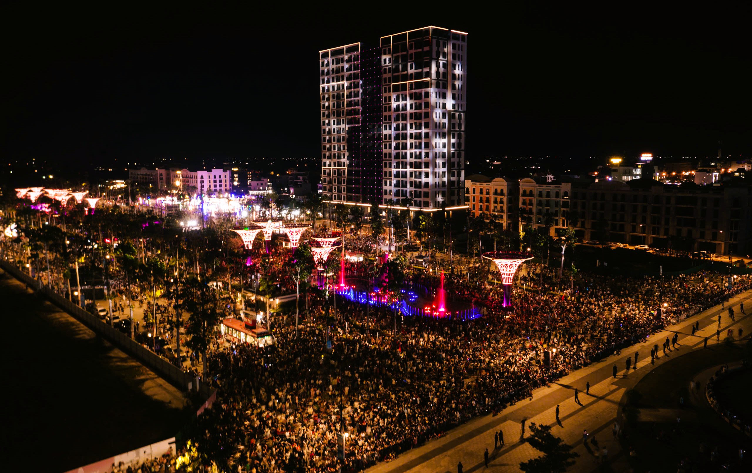 Biển người đổ về Sầm Sơn thưởng thức ca nhạc, xem bắn pháo hoa - Ảnh 4.