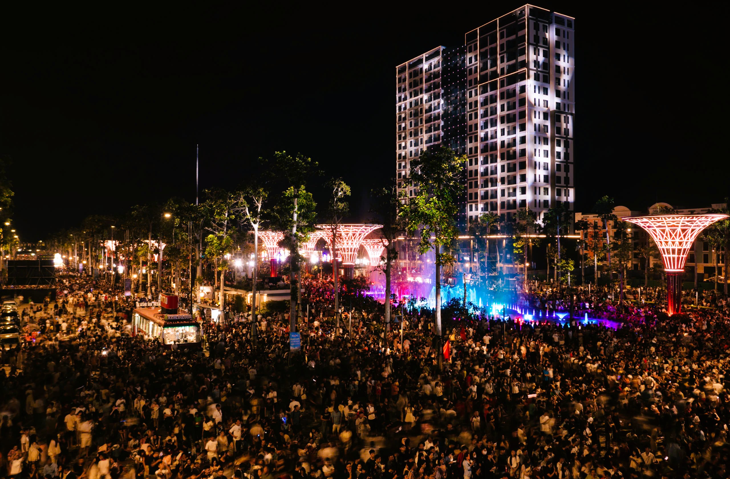 Biển người đổ về Sầm Sơn thưởng thức ca nhạc, xem bắn pháo hoa - Ảnh 5.