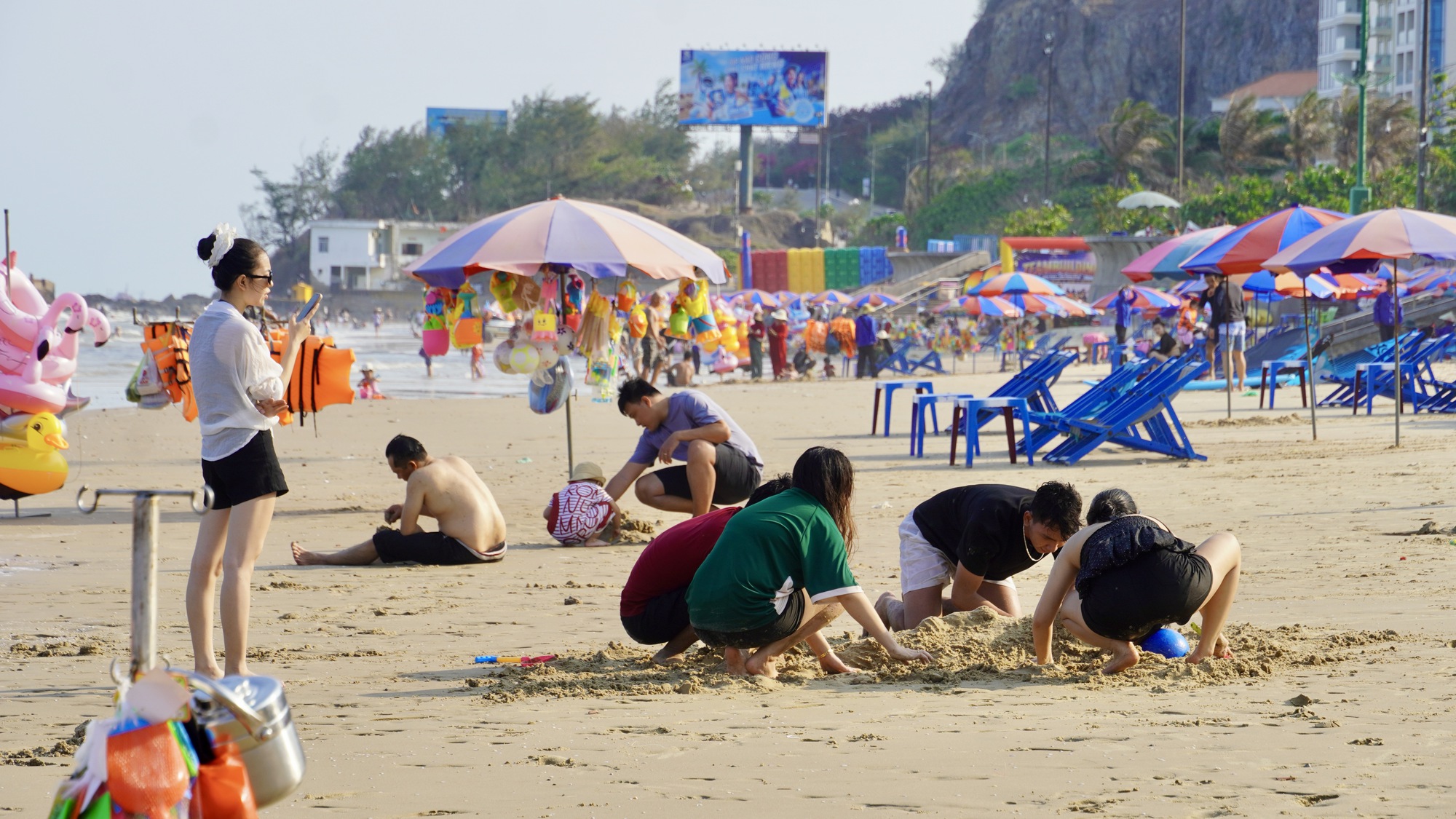 Biển Vũng T&agrave;u h&uacute;t kh&aacute;ch dịp Giỗ Tổ, kỳ vọng b&ugrave;ng nổ m&ugrave;a lễ 30-4 - Ảnh 7.