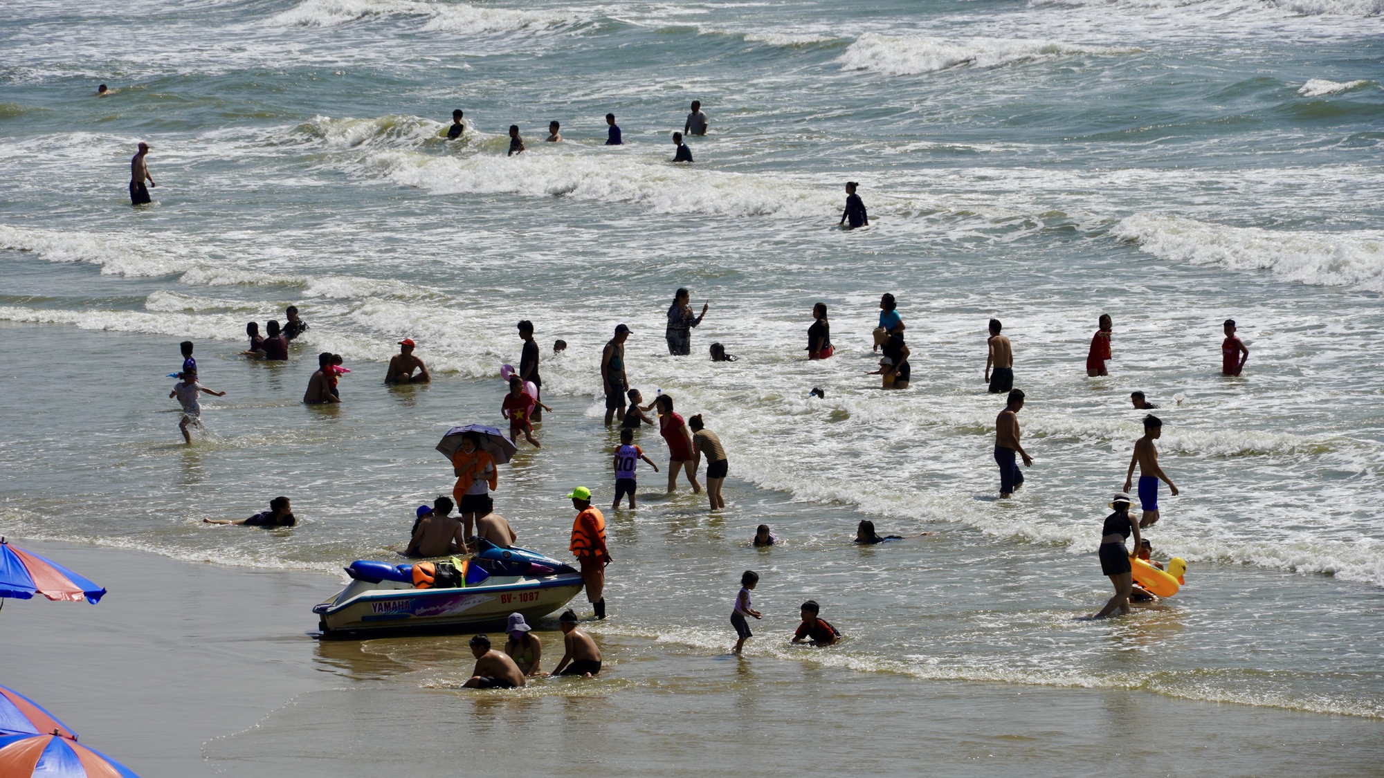 Biển Vũng T&agrave;u h&uacute;t kh&aacute;ch dịp Giỗ Tổ, kỳ vọng b&ugrave;ng nổ m&ugrave;a lễ 30-4 - Ảnh 6.