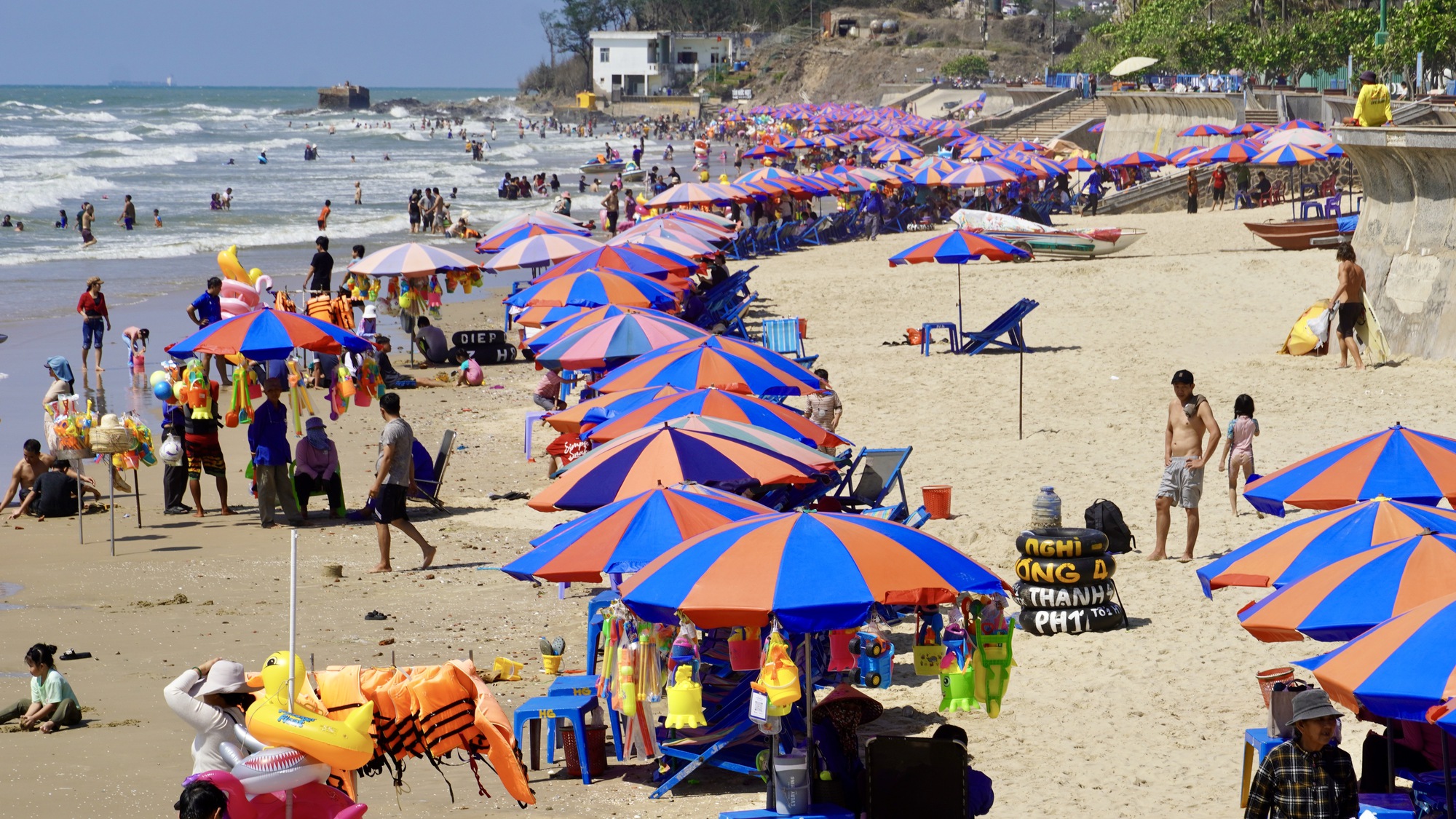 Biển Vũng T&agrave;u h&uacute;t kh&aacute;ch dịp Giỗ Tổ, kỳ vọng b&ugrave;ng nổ m&ugrave;a lễ 30-4 - Ảnh 5.