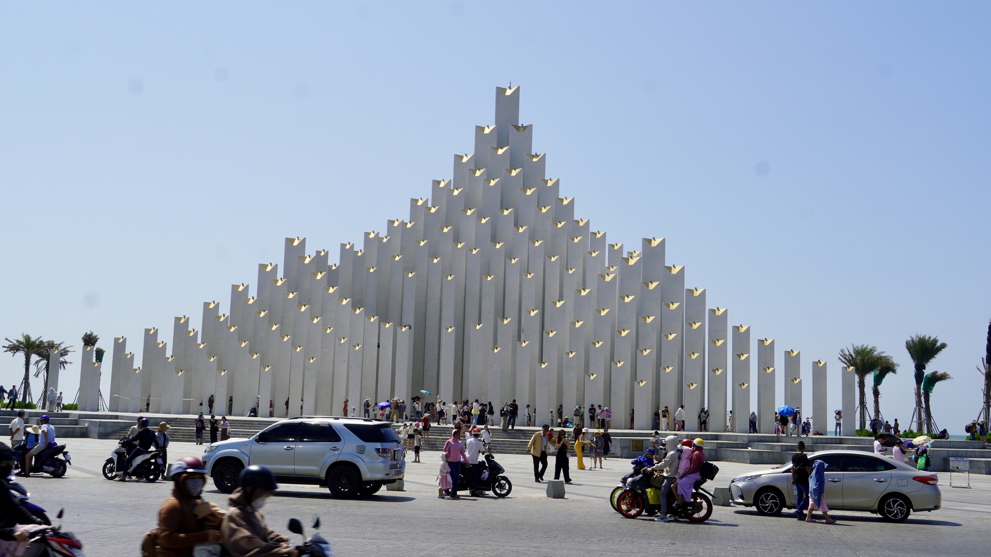 Biển Vũng T&agrave;u h&uacute;t kh&aacute;ch dịp Giỗ Tổ, kỳ vọng b&ugrave;ng nổ m&ugrave;a lễ 30-4 - Ảnh 2.