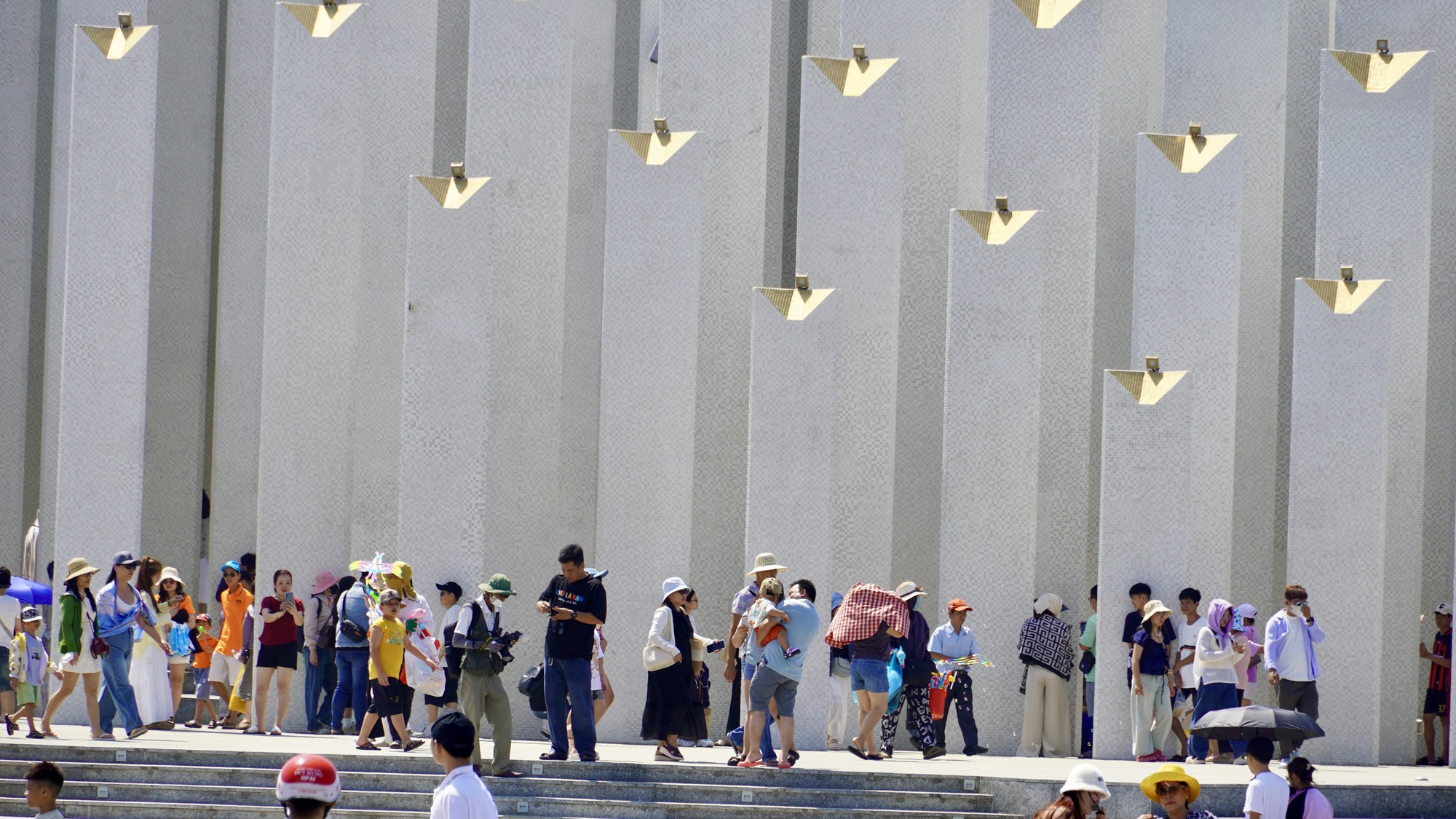 Biển Vũng T&agrave;u h&uacute;t kh&aacute;ch dịp Giỗ Tổ, kỳ vọng b&ugrave;ng nổ m&ugrave;a lễ 30-4 - Ảnh 4.