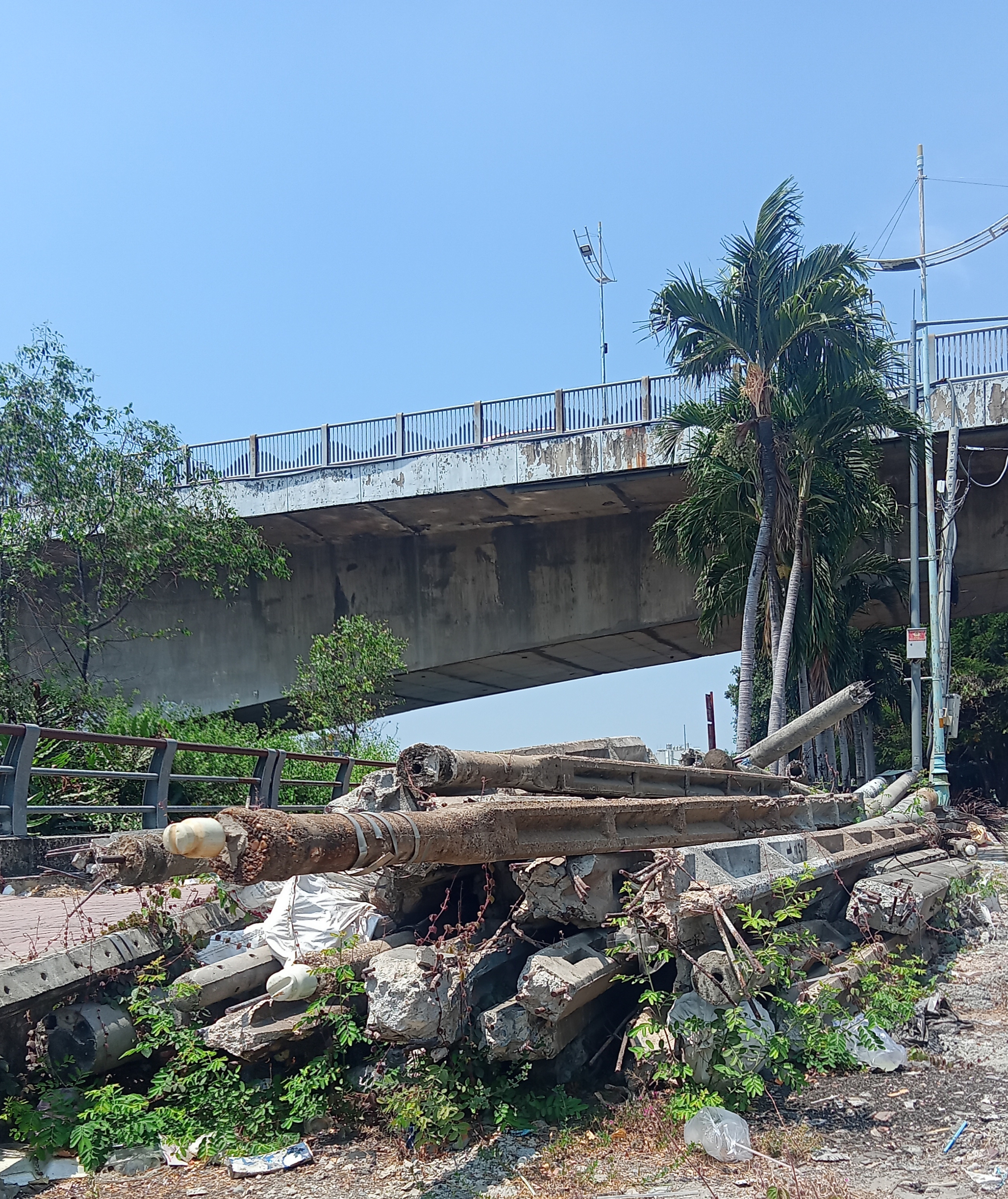 Trụ điện chiếm vỉa hè - Ảnh 1.