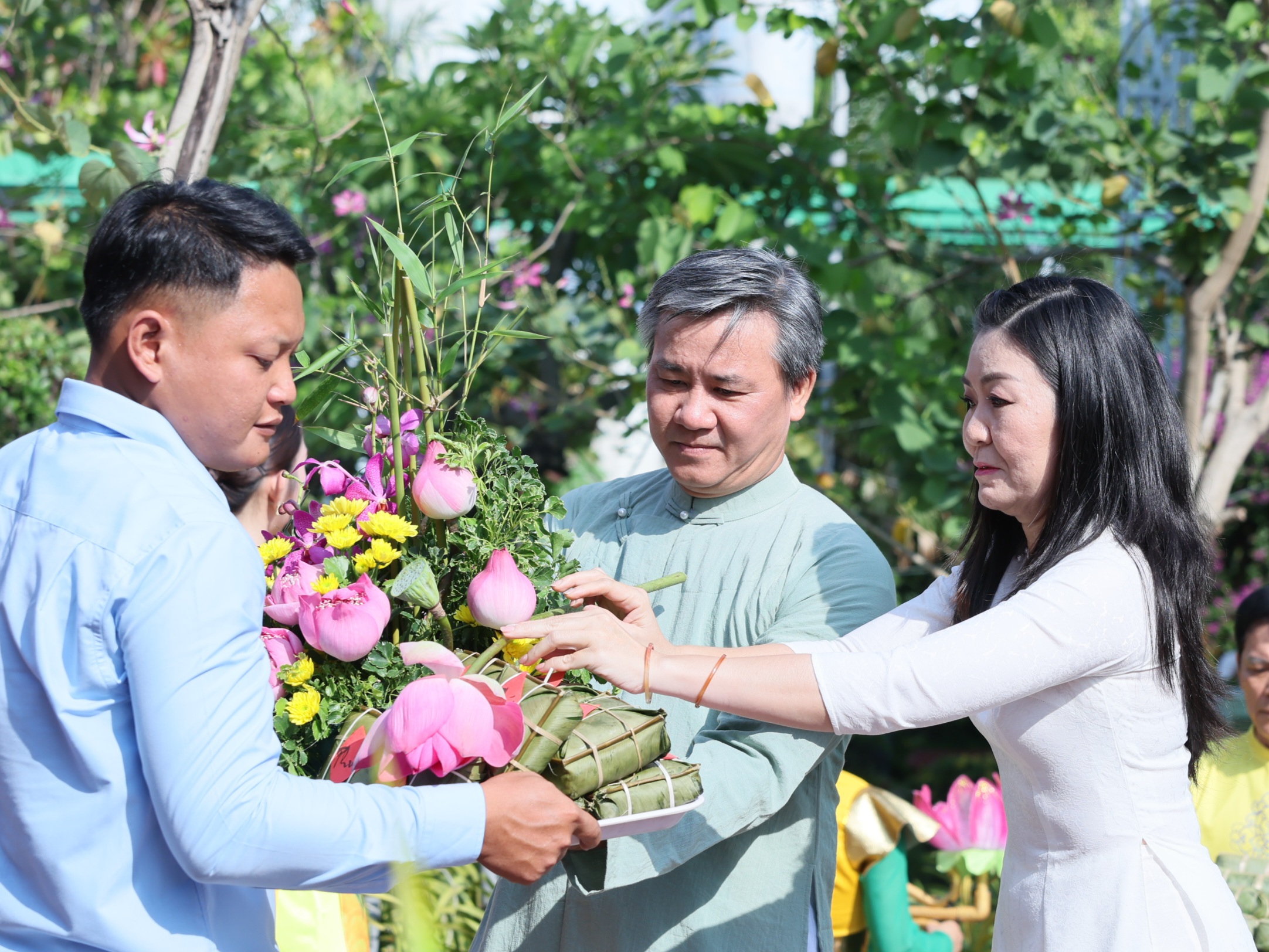 Ch&ugrave;m ảnh: Thắt chặt t&igrave;nh đo&agrave;n kết trong ng&agrave;y Giỗ Tổ H&ugrave;ng Vương tại phường B&igrave;nh Thới, TPHCM - Ảnh 3.