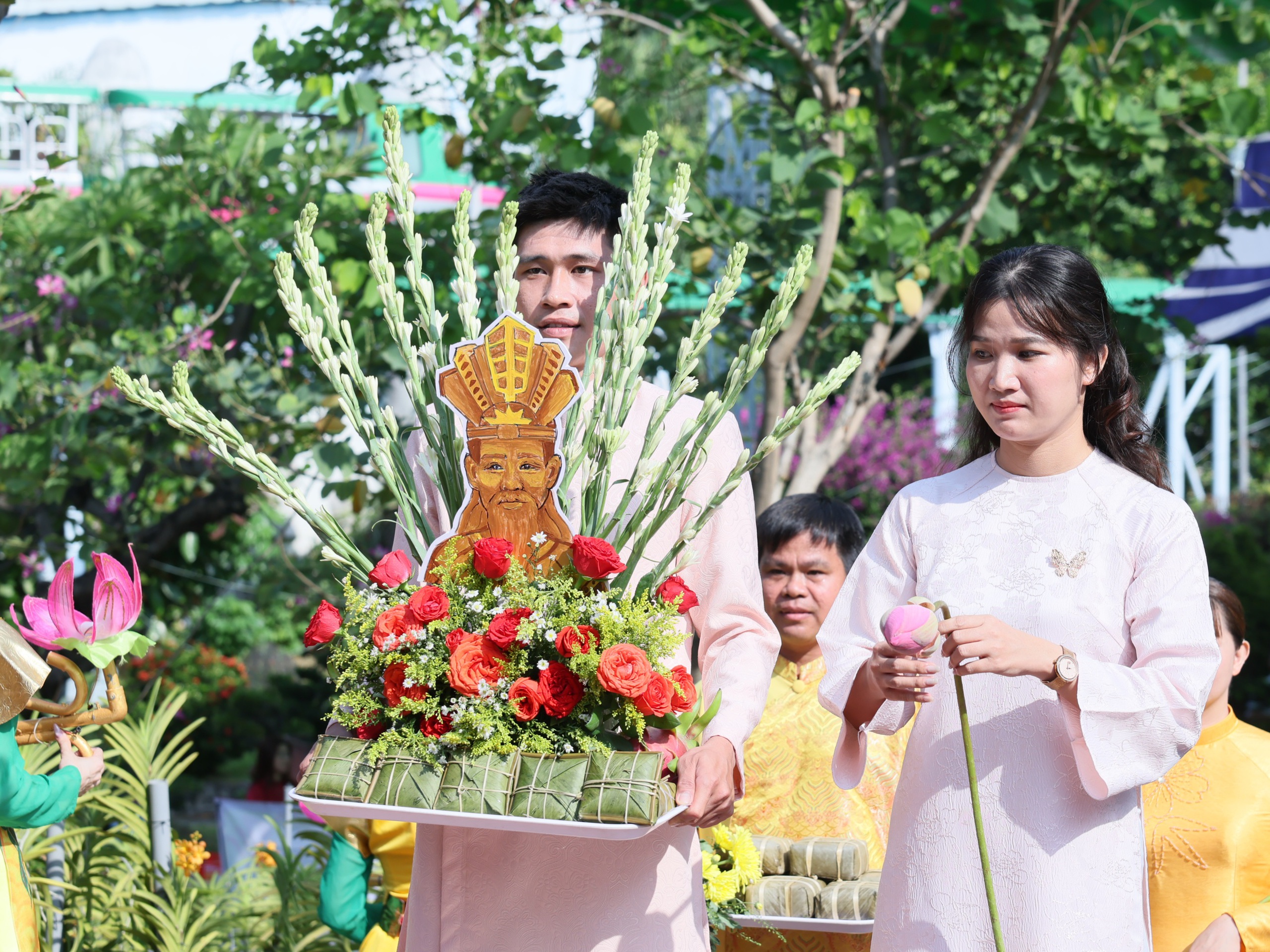 Ch&ugrave;m ảnh: Thắt chặt t&igrave;nh đo&agrave;n kết trong ng&agrave;y Giỗ Tổ H&ugrave;ng Vương tại phường B&igrave;nh Thới, TPHCM - Ảnh 1.