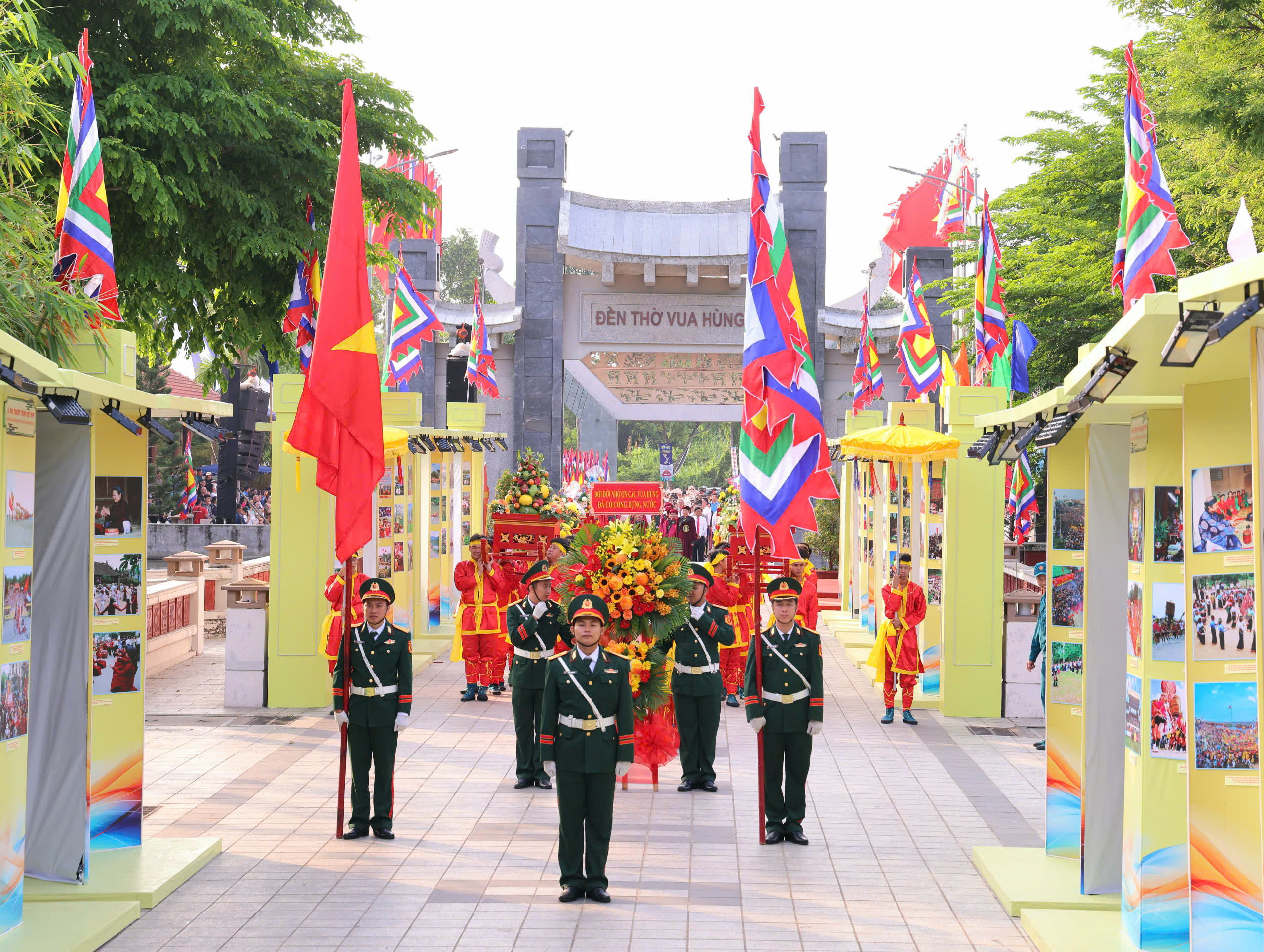 Đông đảo người dân tham dự lễ Giỗ Tổ tại Đền thờ Vua Hùng ở TP Cần Thơ - Ảnh 3.