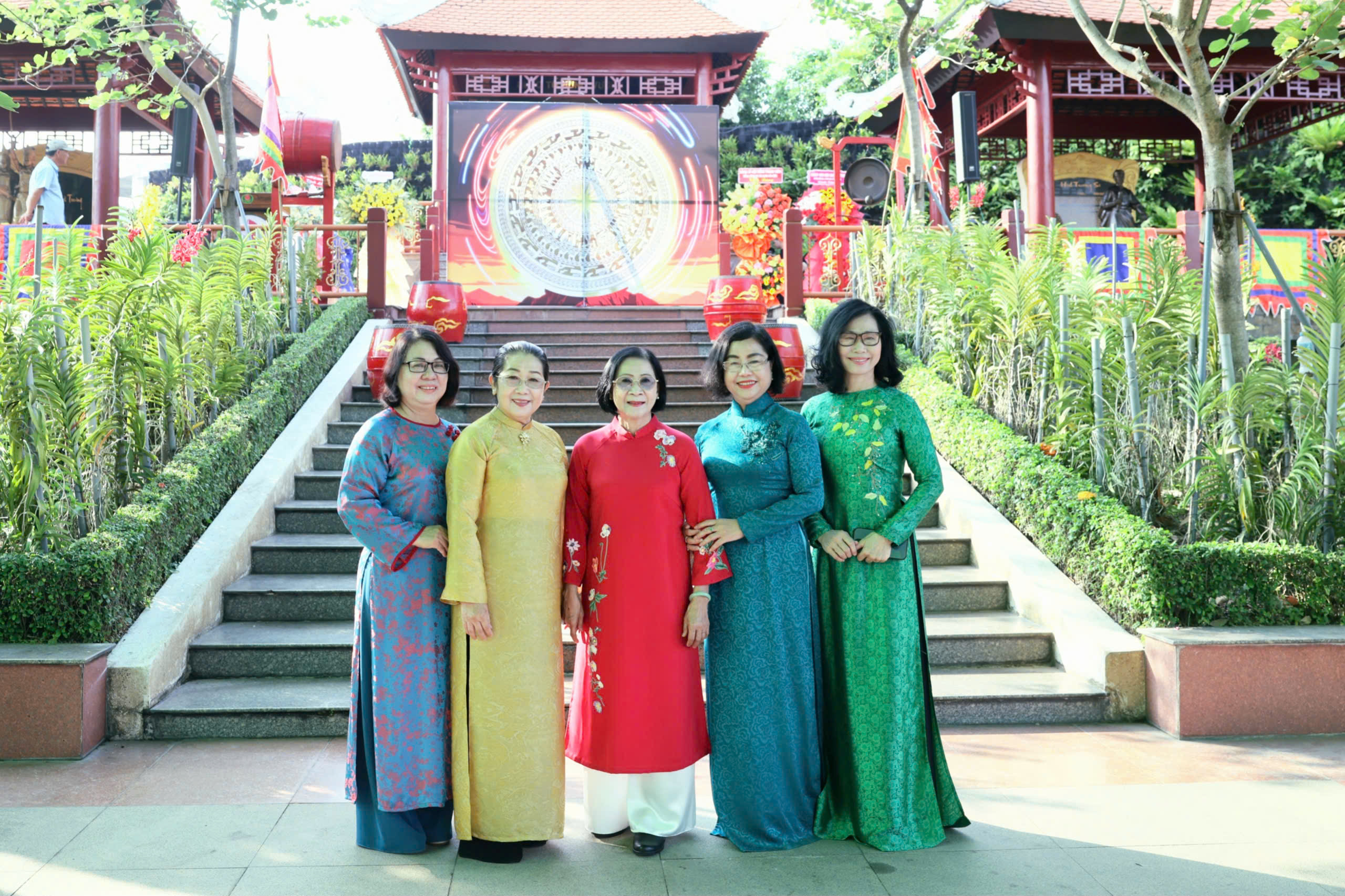 Ch&ugrave;m ảnh: Thắt chặt t&igrave;nh đo&agrave;n kết trong ng&agrave;y Giỗ Tổ H&ugrave;ng Vương tại phường B&igrave;nh Thới, TPHCM - Ảnh 17.