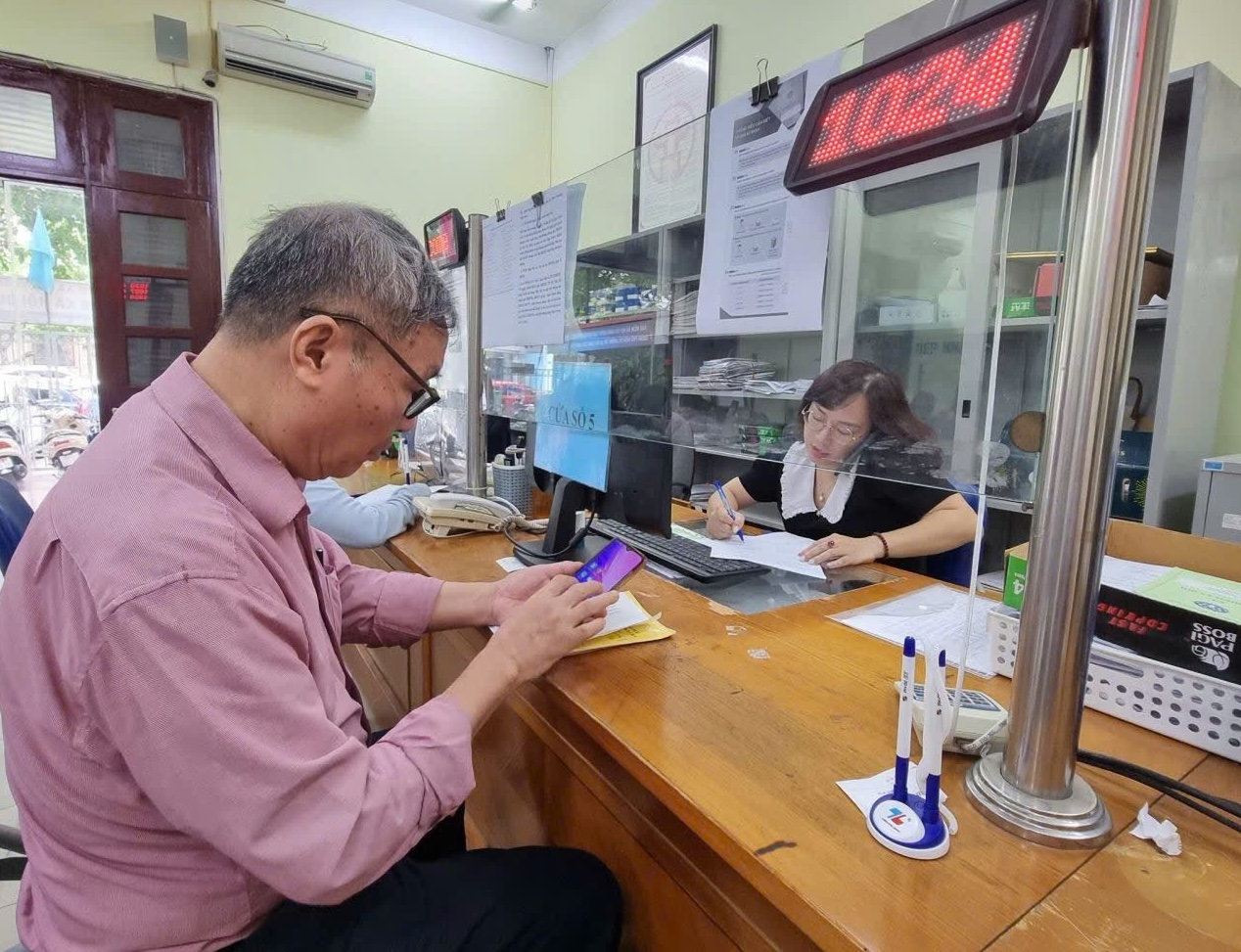 Yêu cầu chi trả đầy đủ trợ cấp xã hội, cấp thẻ BHYT cho người yếu thế - Ảnh 1.