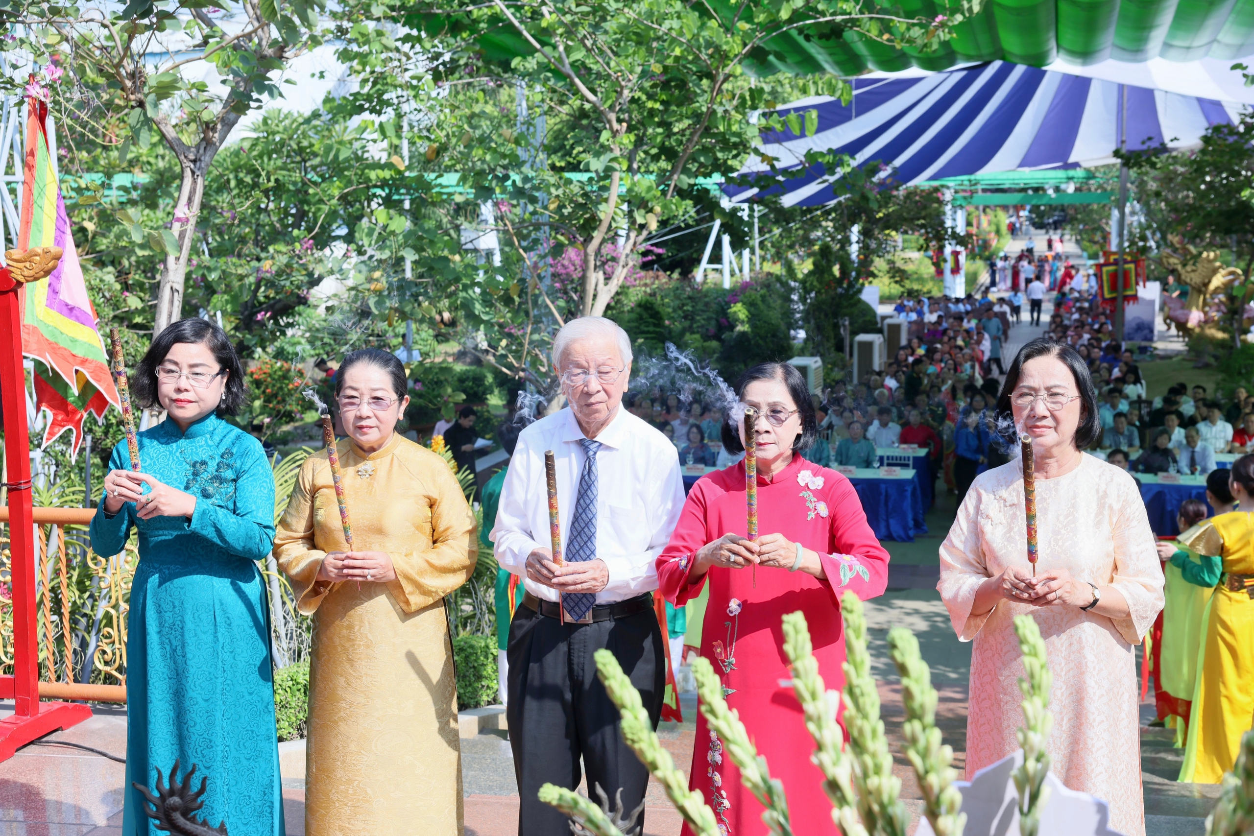 Ch&ugrave;m ảnh: Thắt chặt t&igrave;nh đo&agrave;n kết trong ng&agrave;y Giỗ Tổ H&ugrave;ng Vương tại phường B&igrave;nh Thới, TPHCM - Ảnh 6.