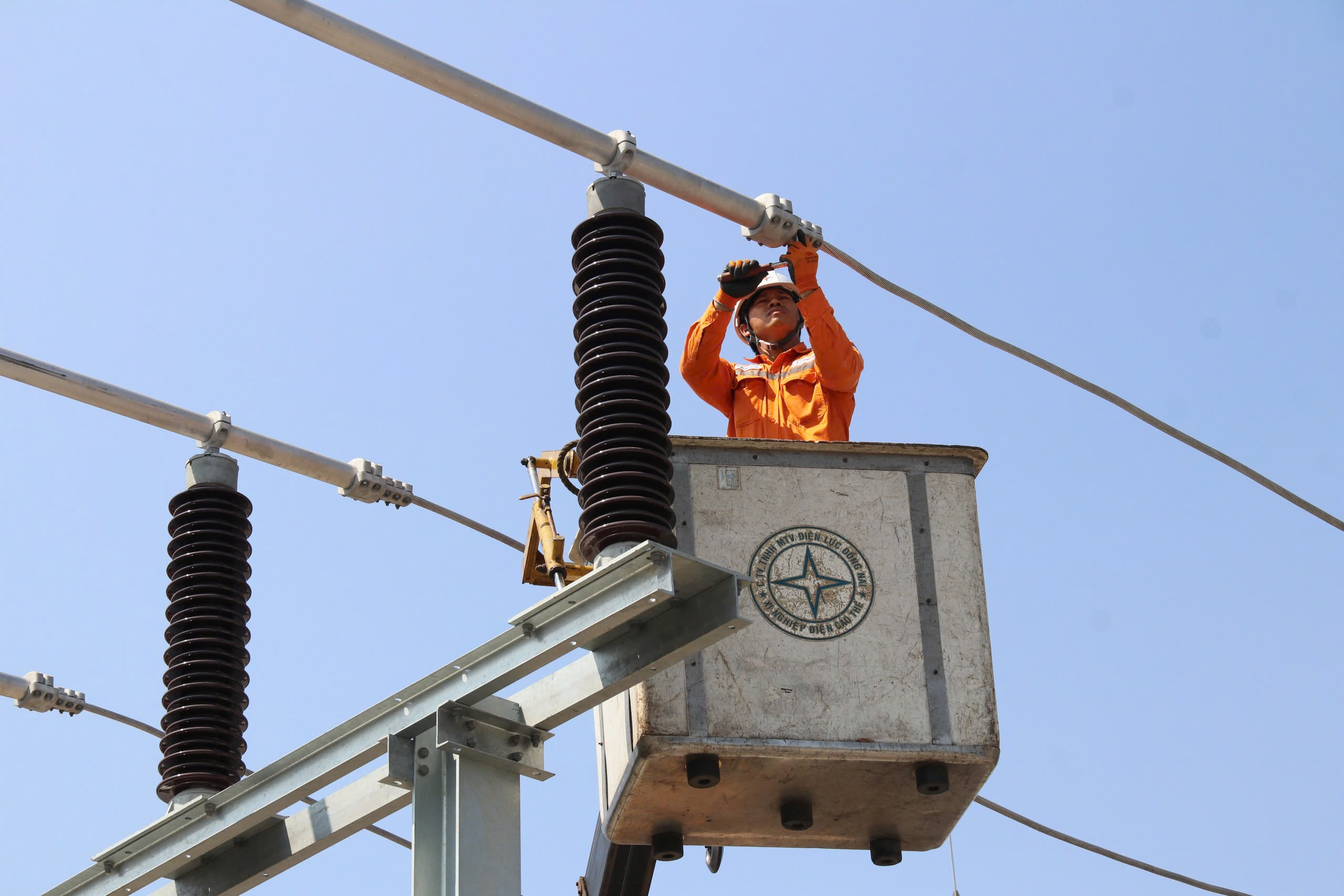 Đồng Nai: Nâng tổng công suất cung cấp điện, phục vụ các khu công nghiệp - Ảnh 2.