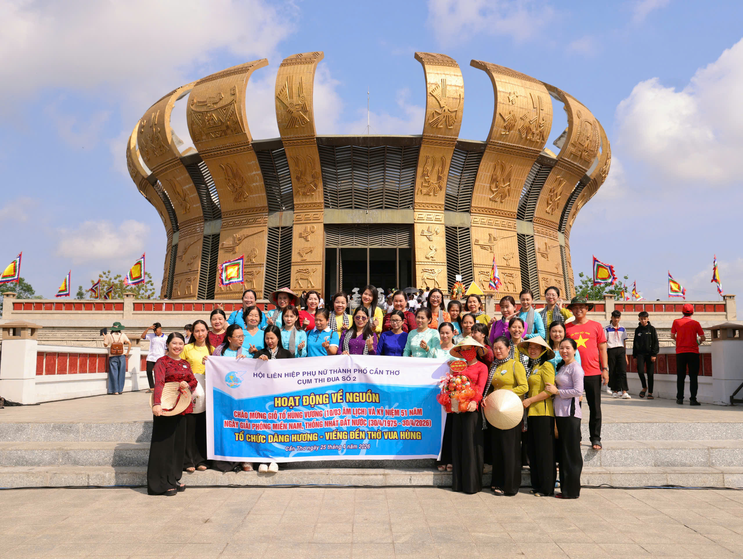 Đông đảo người dân tham dự lễ Giỗ Tổ tại Đền thờ Vua Hùng ở TP Cần Thơ - Ảnh 16.