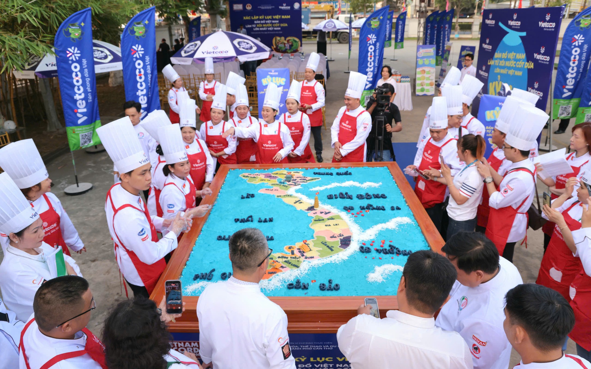 Bản đồ Việt Nam từ xôi nước cốt dừa lập kỷ lục, lan tỏa niềm tự hào dân tộc - Ảnh 3.