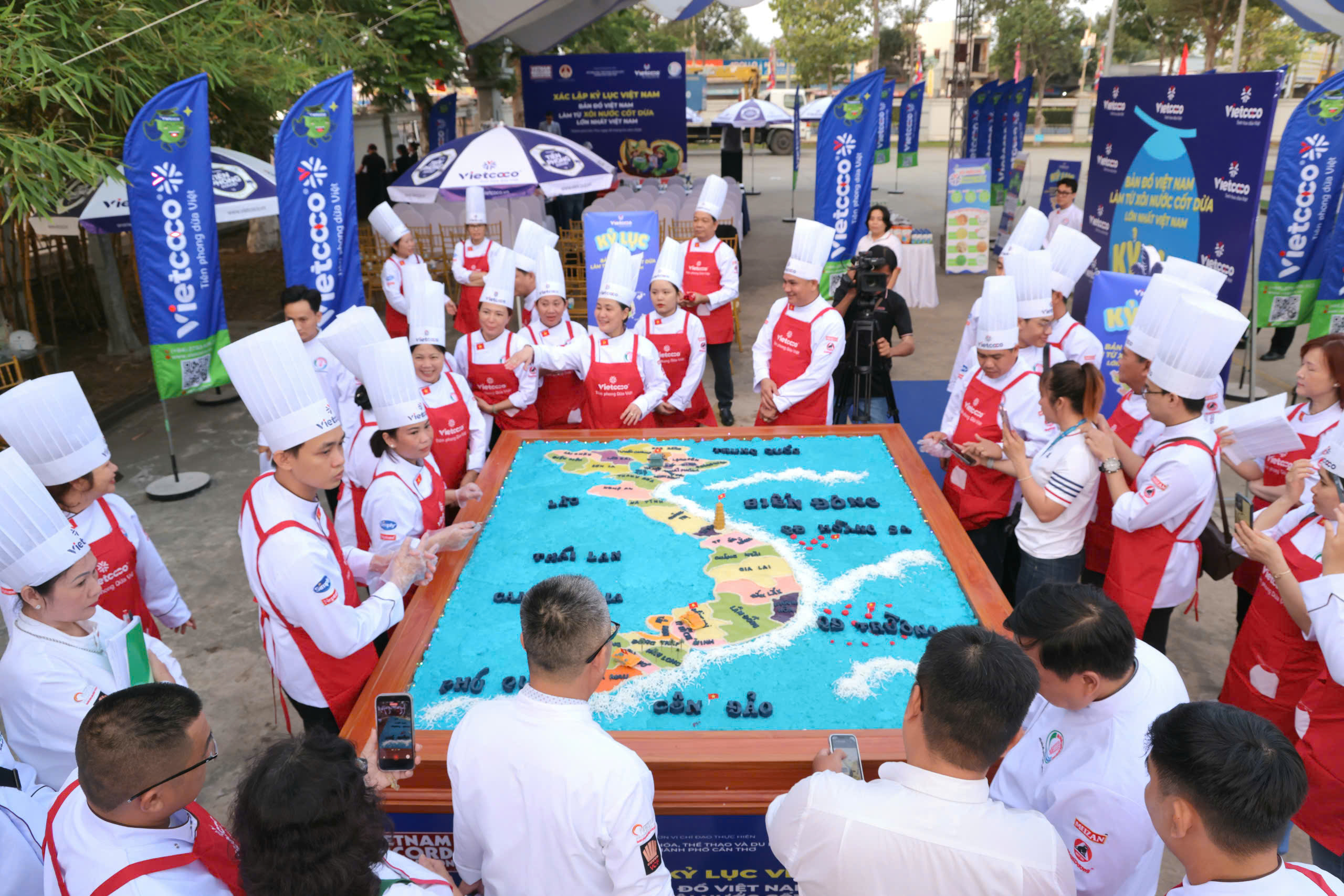 Bản đồ Việt Nam độc đáo từ xôi nước cốt dừa tại Cần Thơ xác lập kỷ lục - Ảnh 1.