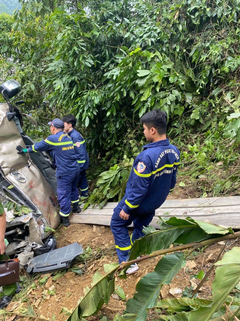 Xe khách chở 25 người lao xuống vực sâu 100 m, nhiều người thương vong - Ảnh 2.