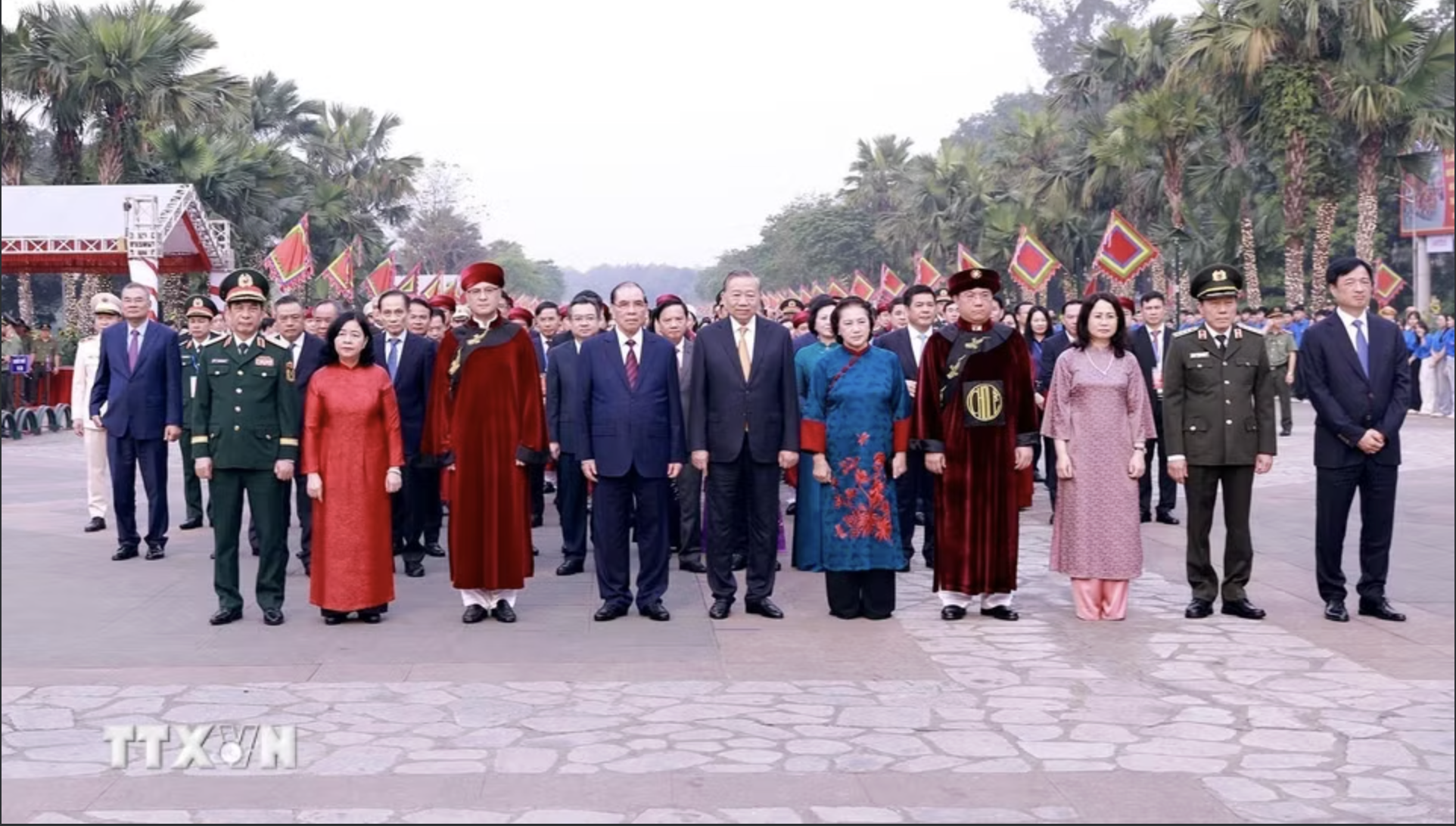 Tổng B&iacute; thư, Chủ tịch nước T&ocirc; L&acirc;m d&acirc;ng hương tưởng niệm c&aacute;c vua H&ugrave;ng - Ảnh 1.