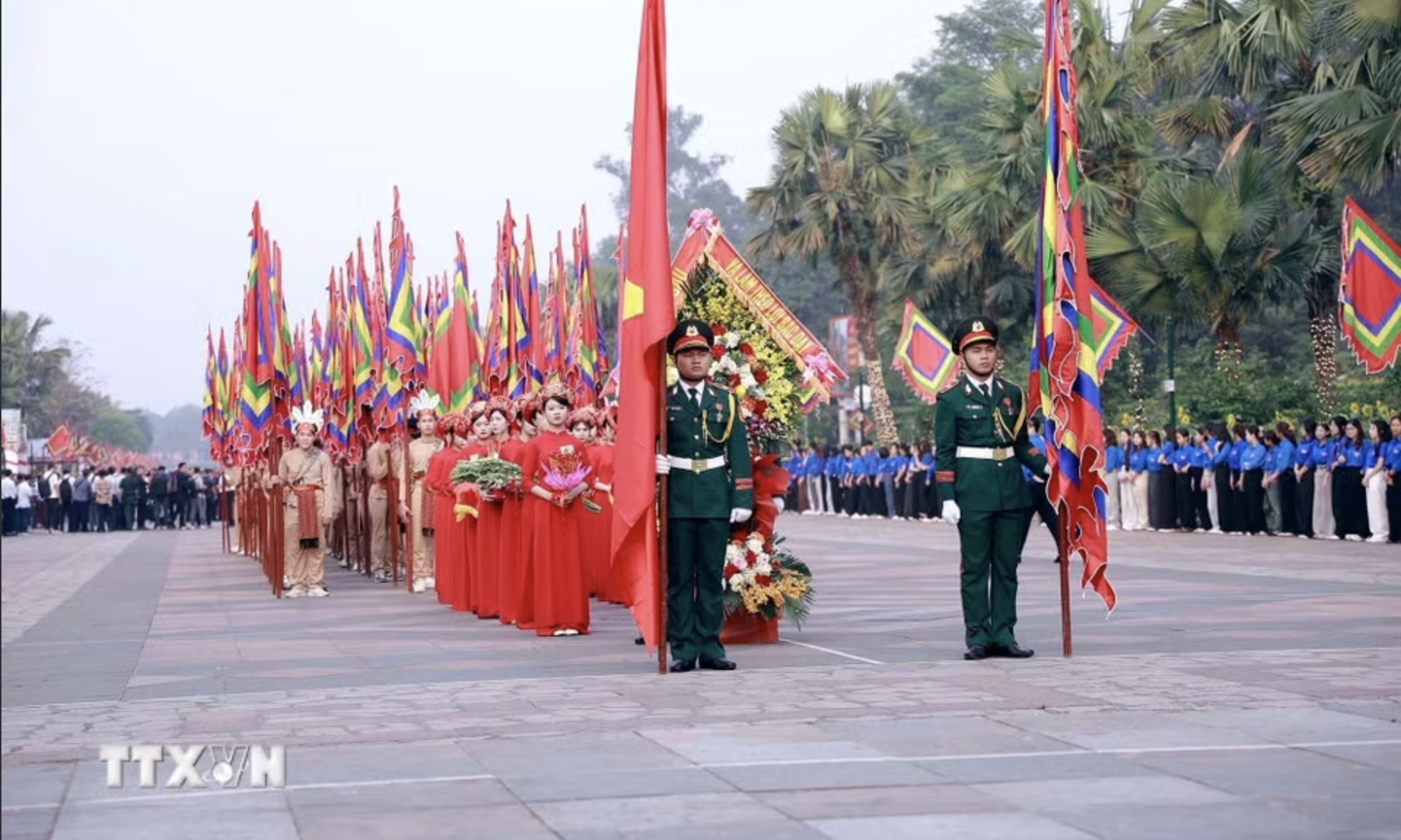 Tổng B&iacute; thư, Chủ tịch nước T&ocirc; L&acirc;m d&acirc;ng hương tưởng niệm c&aacute;c vua H&ugrave;ng - Ảnh 2.
