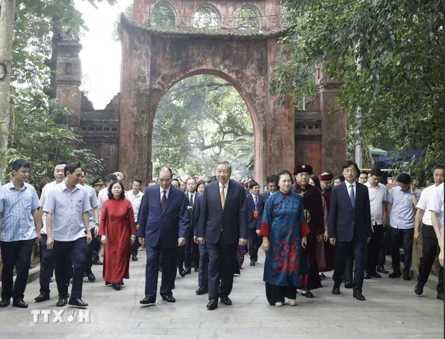 Tổng B&iacute; thư, Chủ tịch nước T&ocirc; L&acirc;m d&acirc;ng hương tưởng niệm c&aacute;c vua H&ugrave;ng - Ảnh 5.