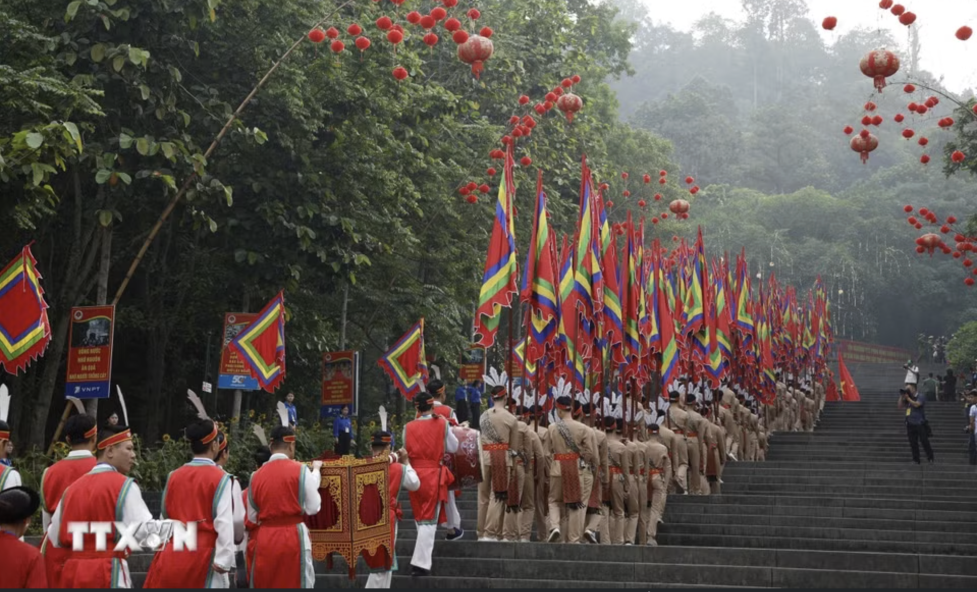 Tổng B&iacute; thư, Chủ tịch nước T&ocirc; L&acirc;m d&acirc;ng hương tưởng niệm c&aacute;c vua H&ugrave;ng - Ảnh 6.