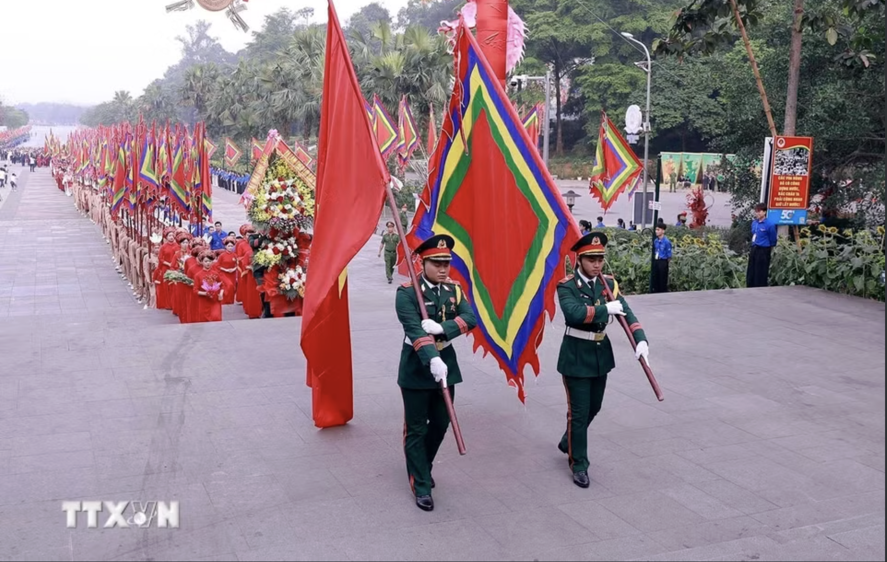 Tổng B&iacute; thư, Chủ tịch nước T&ocirc; L&acirc;m d&acirc;ng hương tưởng niệm c&aacute;c vua H&ugrave;ng - Ảnh 4.