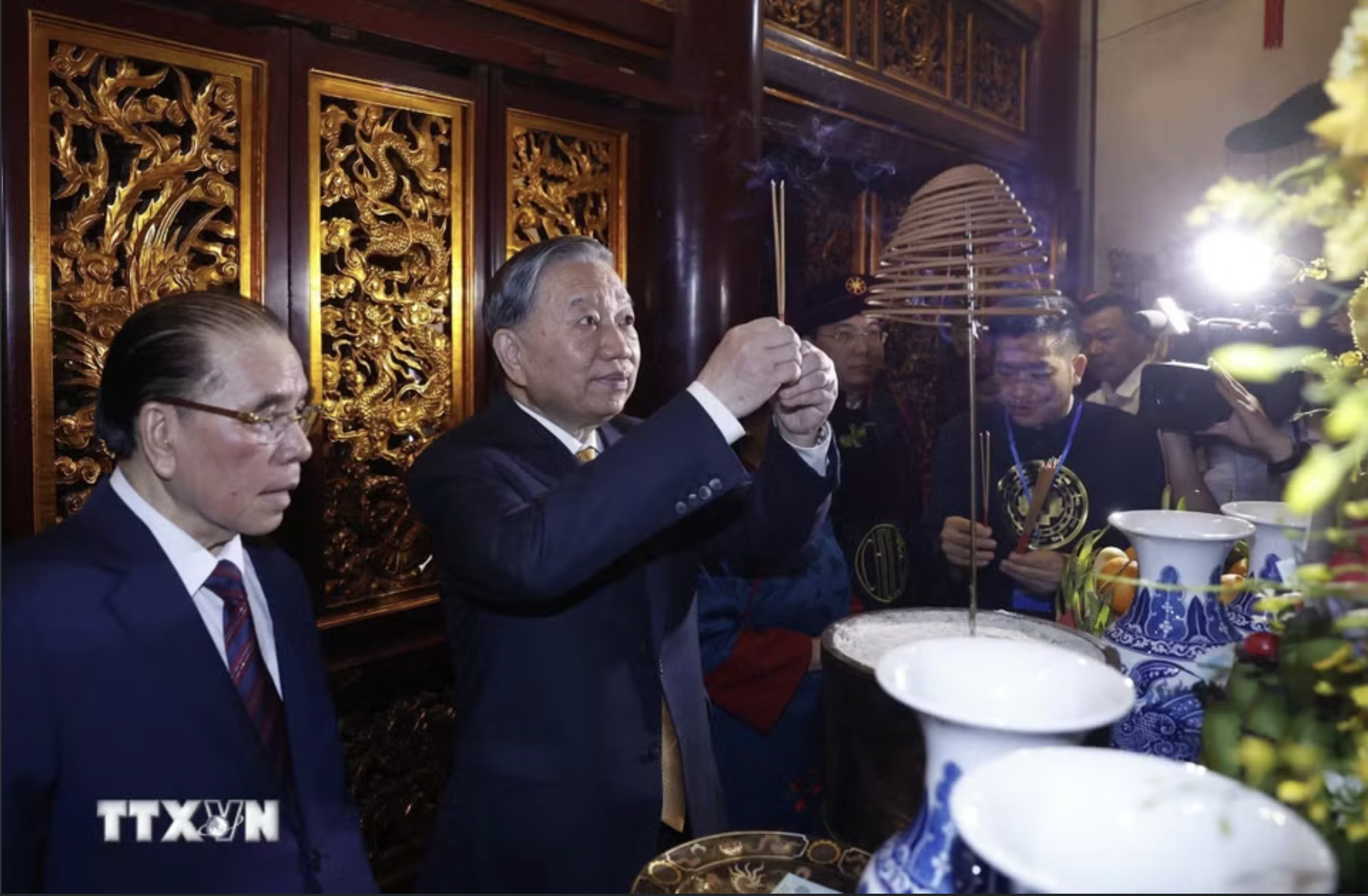 Tổng B&iacute; thư, Chủ tịch nước T&ocirc; L&acirc;m d&acirc;ng hương tưởng niệm c&aacute;c vua H&ugrave;ng - Ảnh 8.