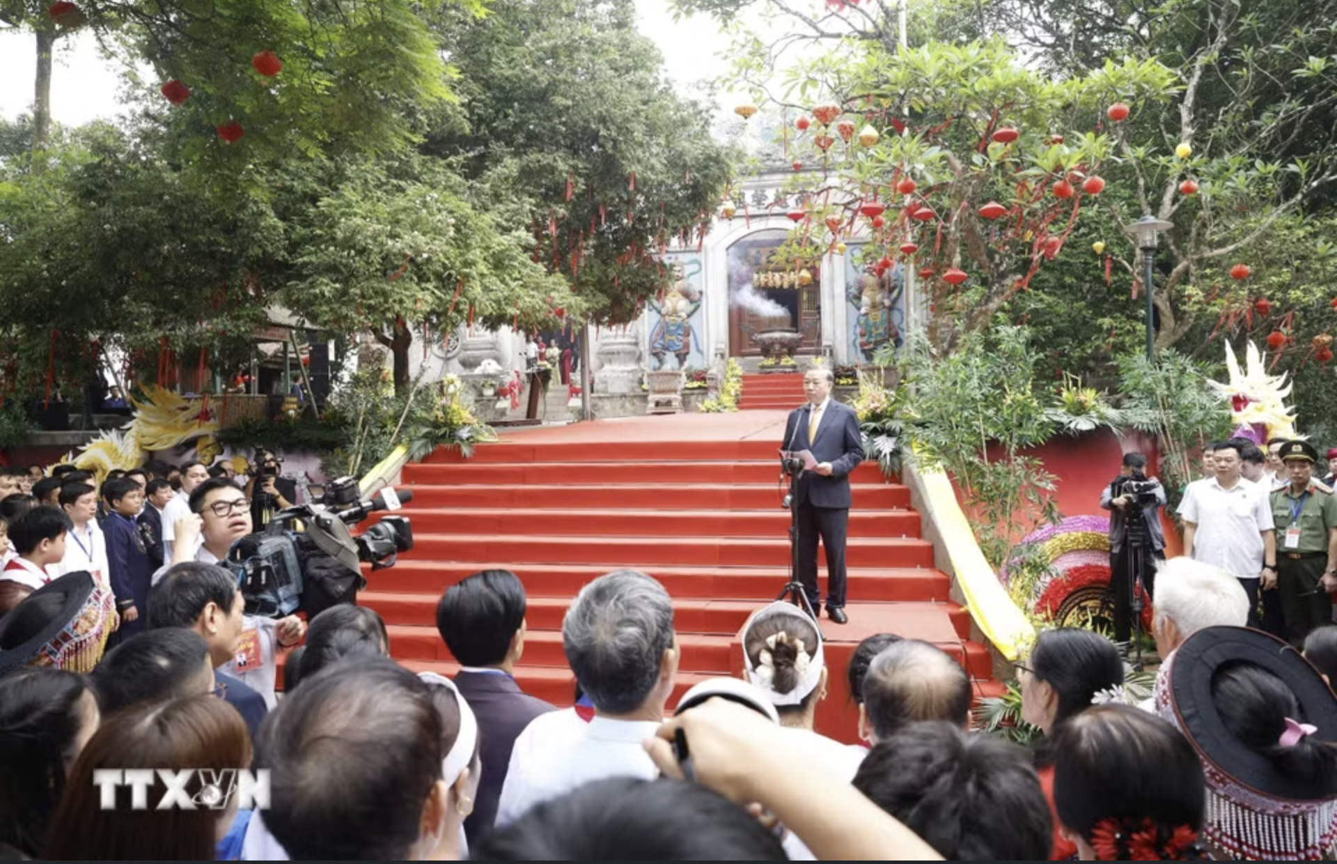 Tổng B&iacute; thư, Chủ tịch nước T&ocirc; L&acirc;m d&acirc;ng hương tưởng niệm c&aacute;c vua H&ugrave;ng - Ảnh 9.