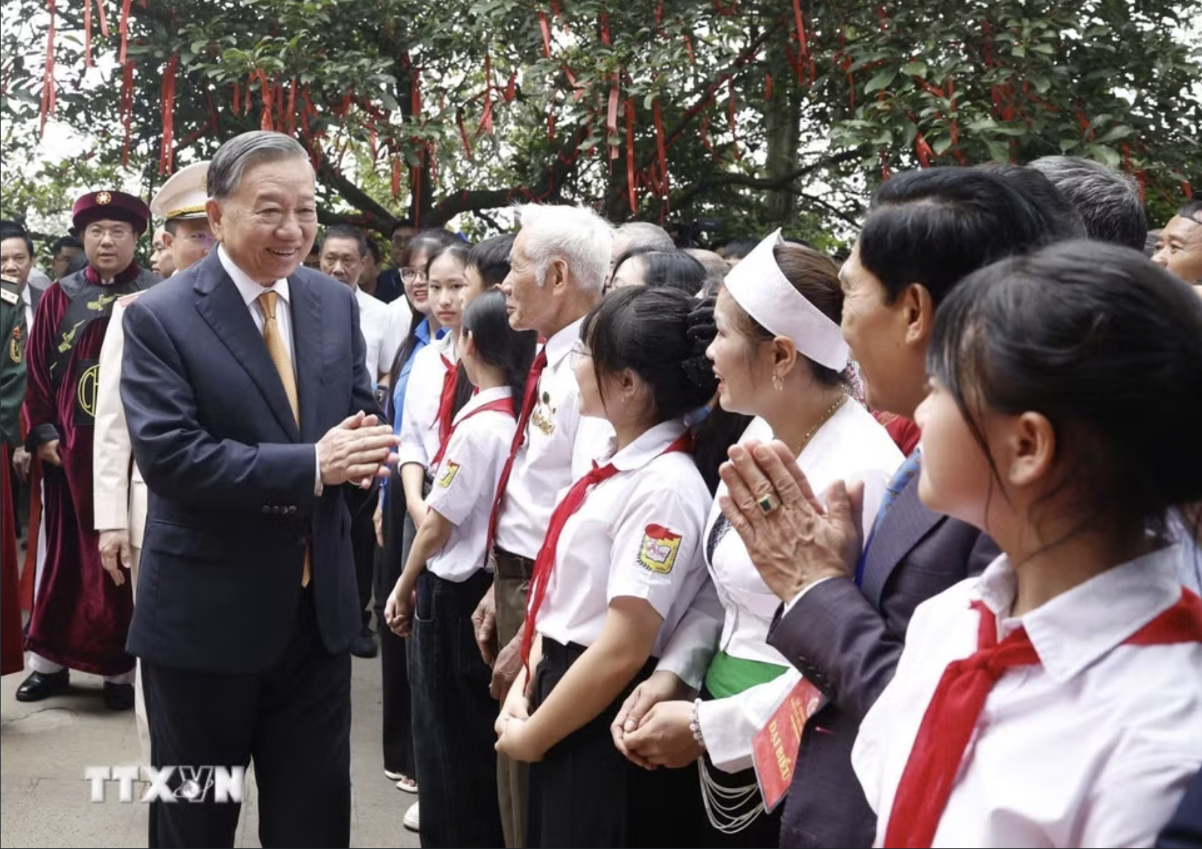 Tổng B&iacute; thư, Chủ tịch nước T&ocirc; L&acirc;m d&acirc;ng hương tưởng niệm c&aacute;c vua H&ugrave;ng - Ảnh 10.
