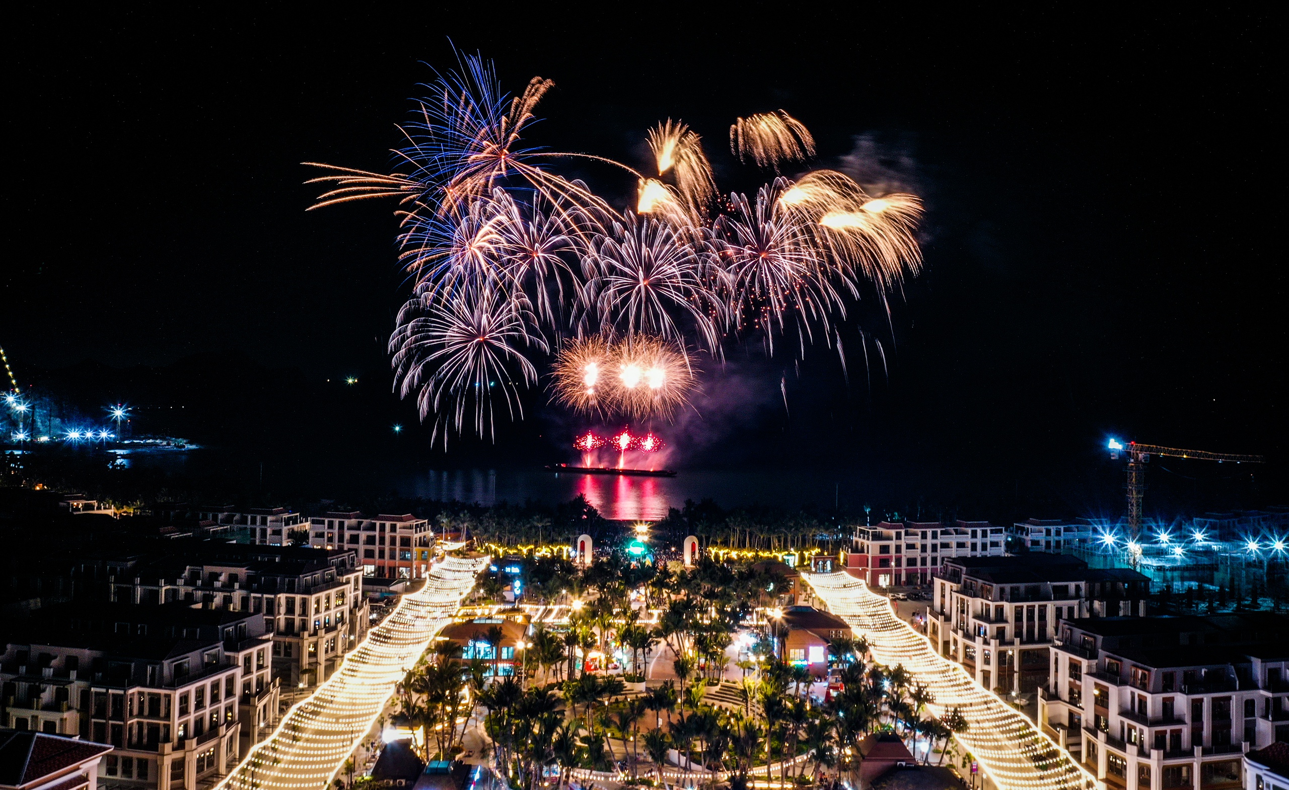 Sun Group khai trương tổ hợp giải trí ẩm thực VUI-Fest bên bờ di sản Thế giới - Ảnh 3.