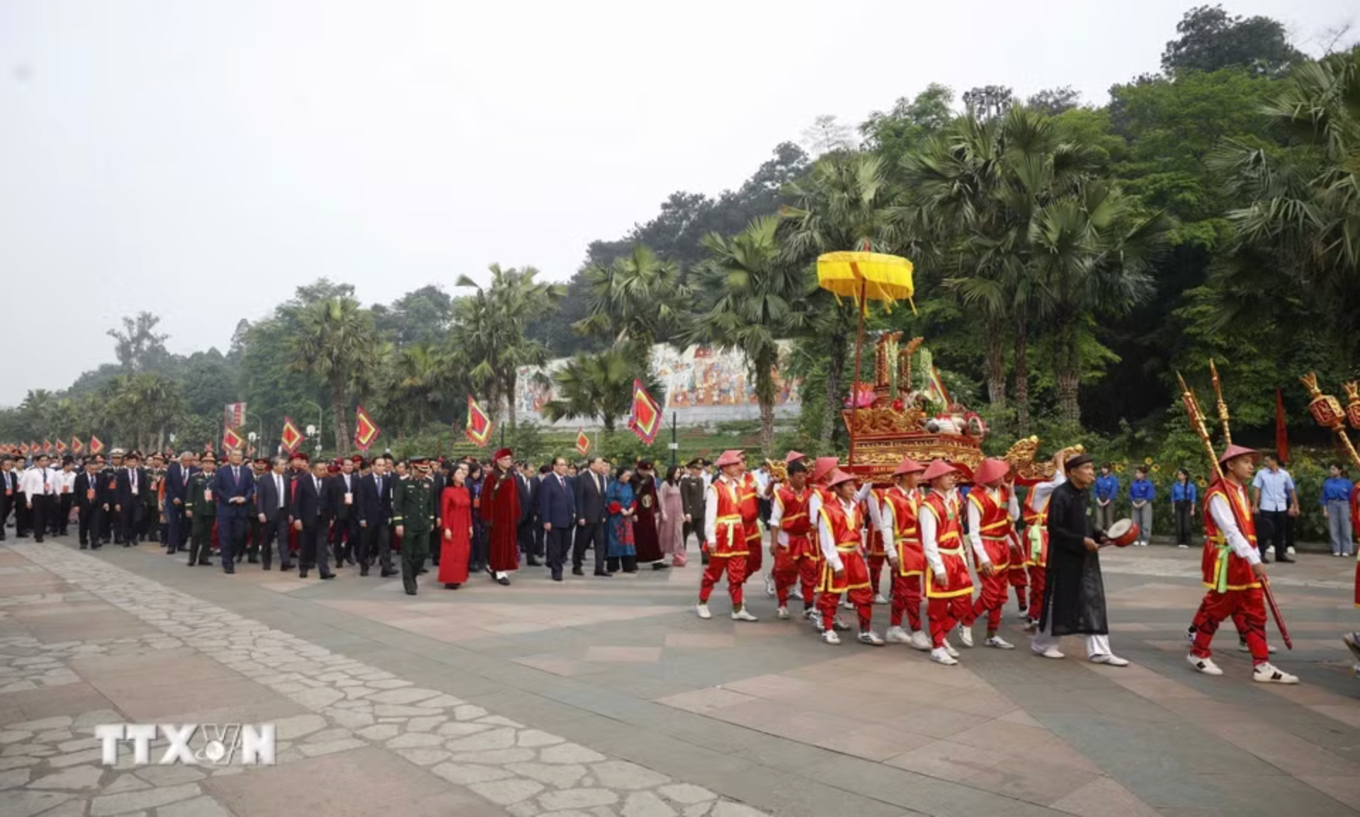 Tổng B&iacute; thư, Chủ tịch nước T&ocirc; L&acirc;m d&acirc;ng hương tưởng niệm c&aacute;c vua H&ugrave;ng - Ảnh 3.