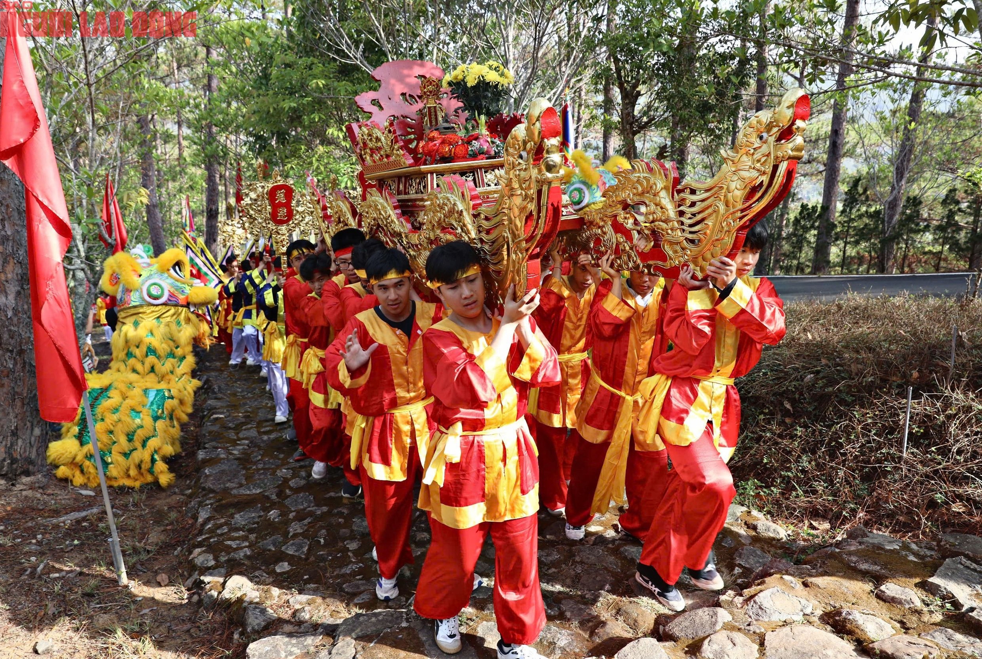 Vượt hơn 600 bậc thang l&ecirc;n d&acirc;ng hương trong ng&agrave;y Giỗ Tổ H&ugrave;ng Vương - Ảnh 2.
