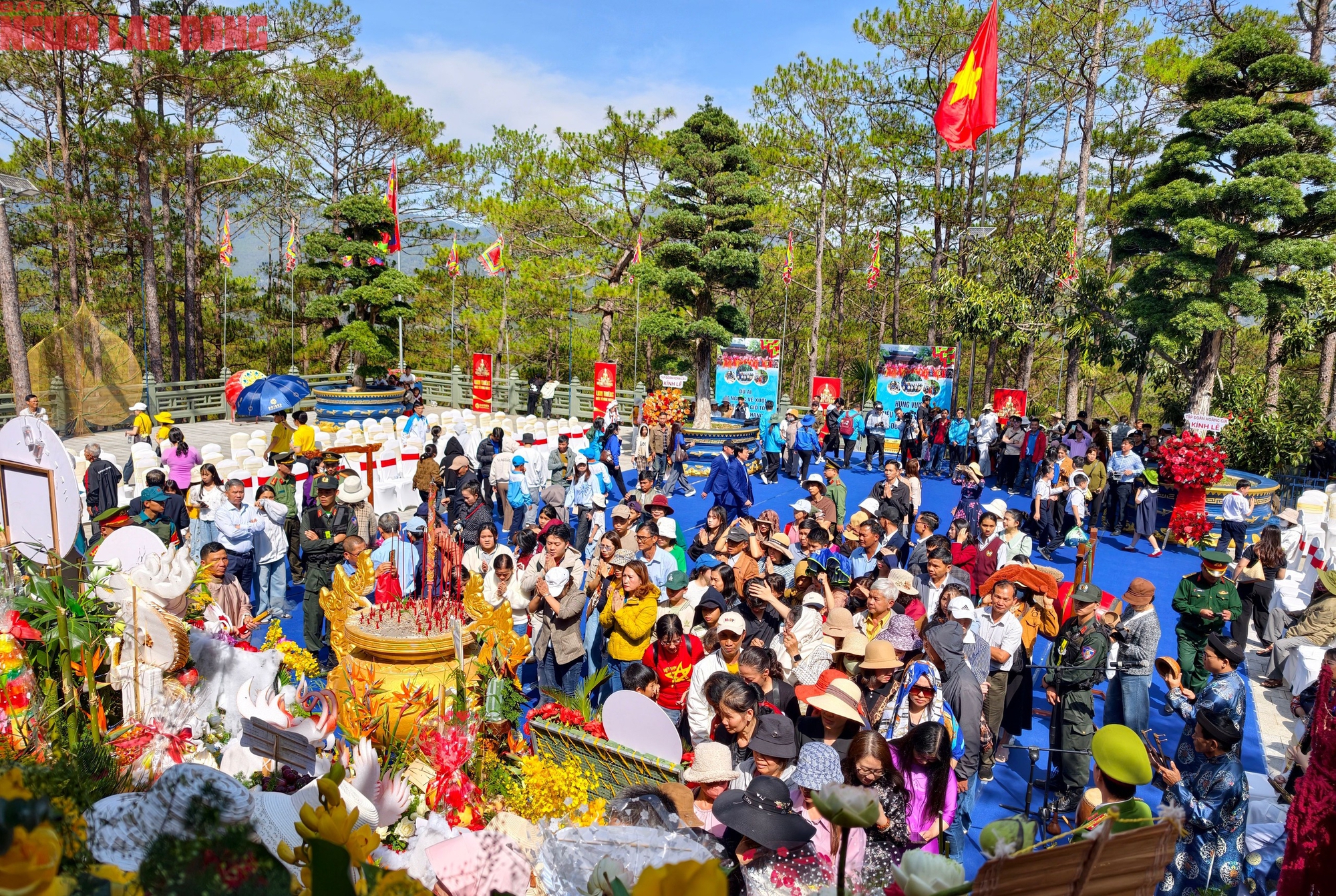 Vượt hơn 600 bậc thang l&ecirc;n d&acirc;ng hương trong ng&agrave;y Giỗ Tổ H&ugrave;ng Vương - Ảnh 3.
