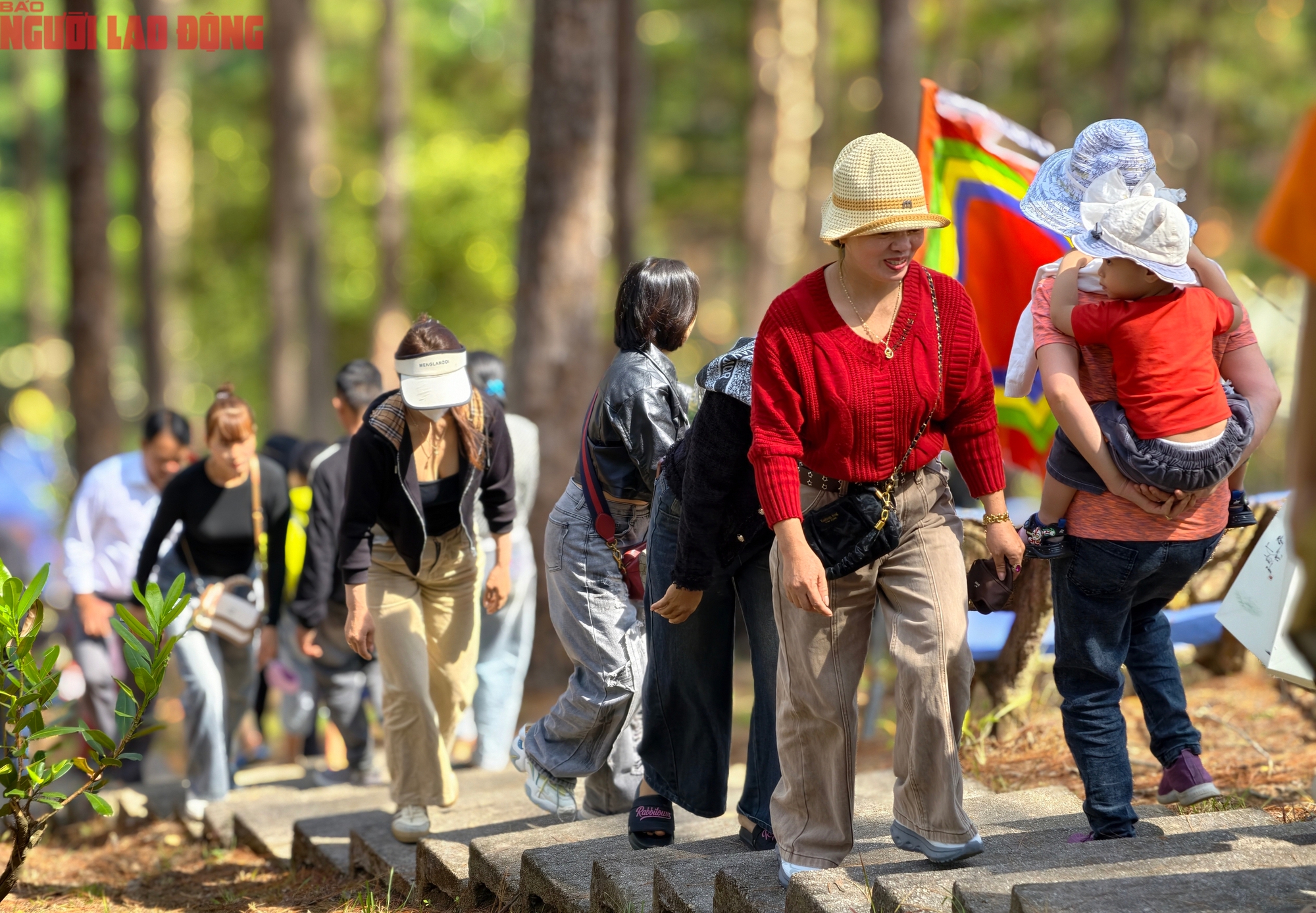 Vượt hơn 600 bậc thang l&ecirc;n d&acirc;ng hương trong ng&agrave;y Giỗ Tổ H&ugrave;ng Vương - Ảnh 5.