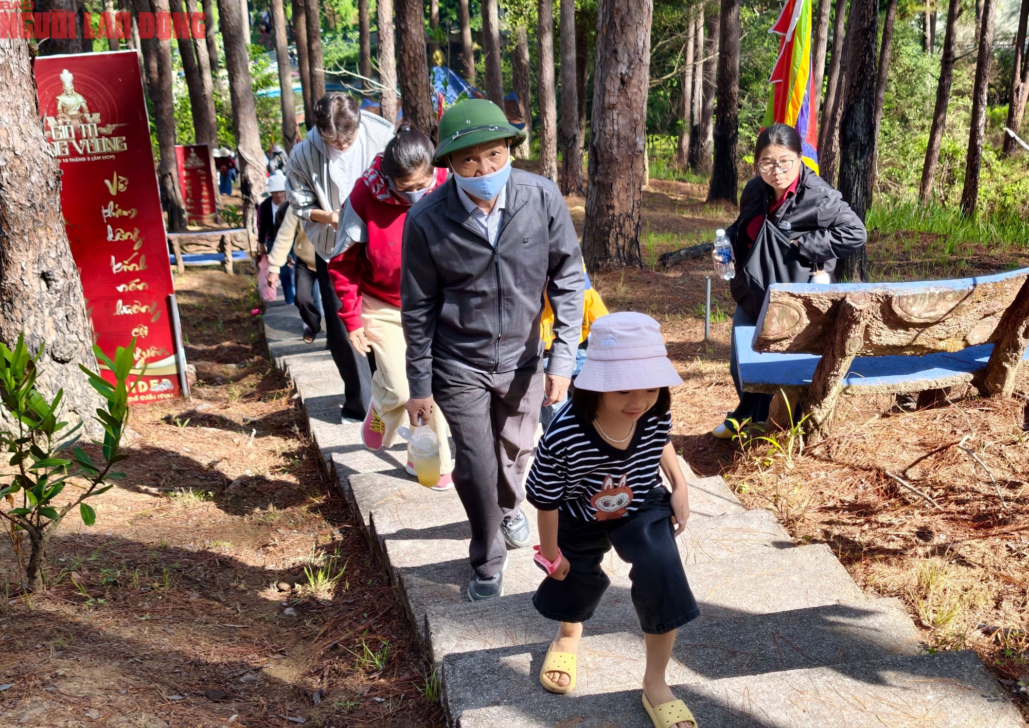 Vượt hơn 600 bậc thang l&ecirc;n d&acirc;ng hương trong ng&agrave;y Giỗ Tổ H&ugrave;ng Vương - Ảnh 6.