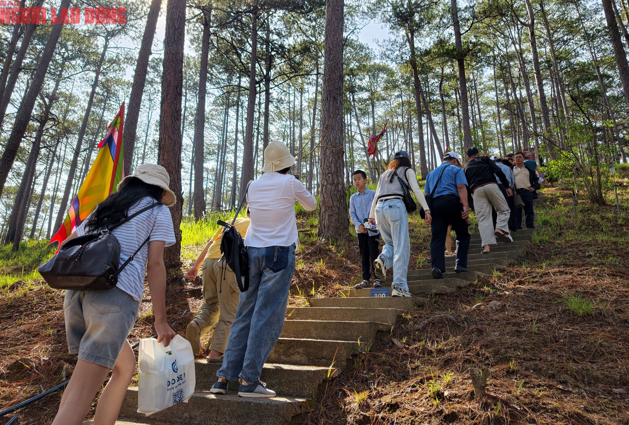 Vượt hơn 600 bậc thang l&ecirc;n d&acirc;ng hương trong ng&agrave;y Giỗ Tổ H&ugrave;ng Vương - Ảnh 7.