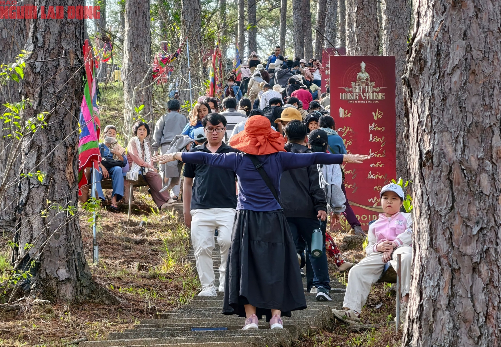 Vượt hơn 600 bậc thang l&ecirc;n d&acirc;ng hương trong ng&agrave;y Giỗ Tổ H&ugrave;ng Vương - Ảnh 8.