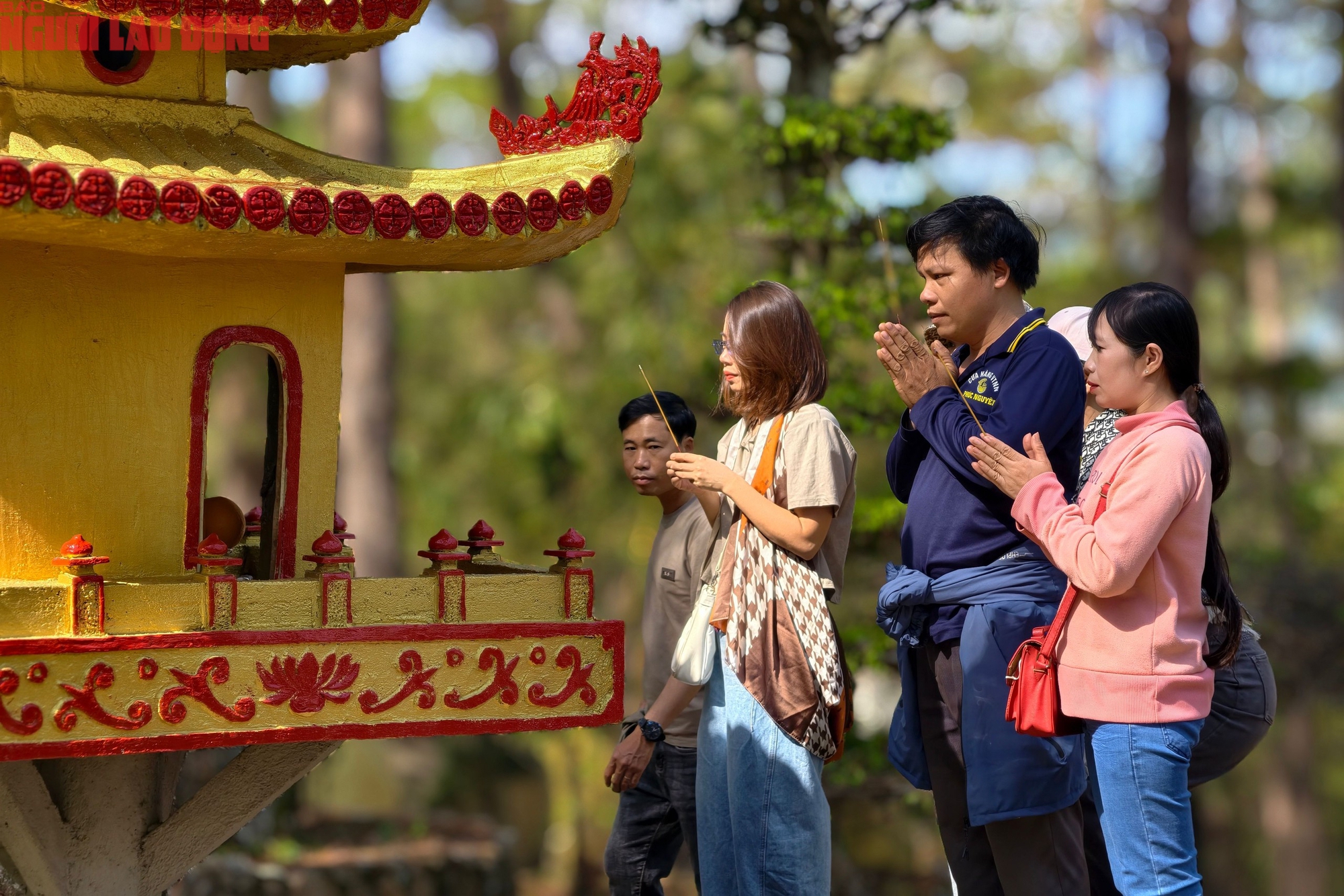 Vượt hơn 600 bậc thang l&ecirc;n d&acirc;ng hương trong ng&agrave;y Giỗ Tổ H&ugrave;ng Vương - Ảnh 9.