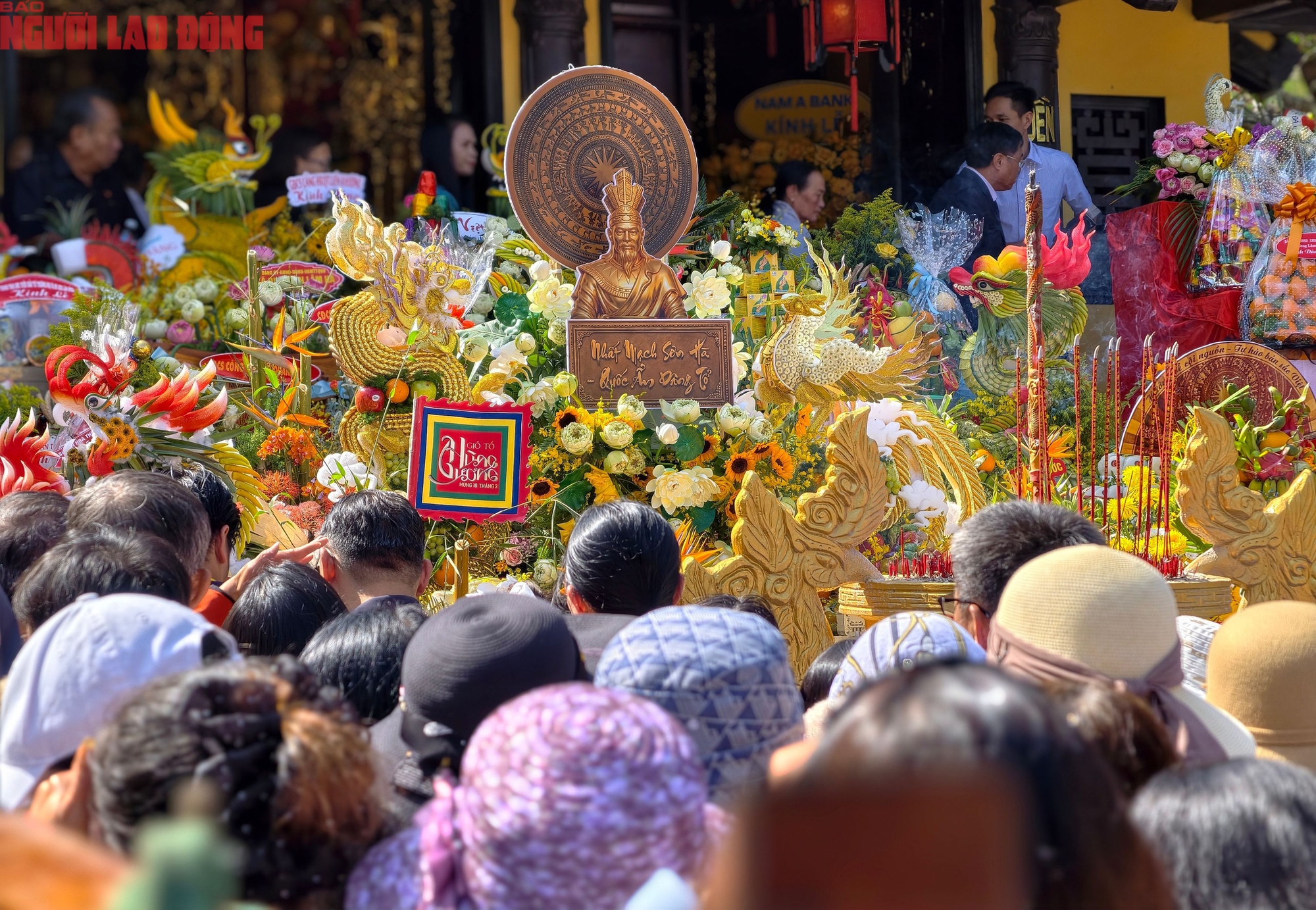 Vượt hơn 600 bậc thang l&ecirc;n d&acirc;ng hương trong ng&agrave;y Giỗ Tổ H&ugrave;ng Vương - Ảnh 10.