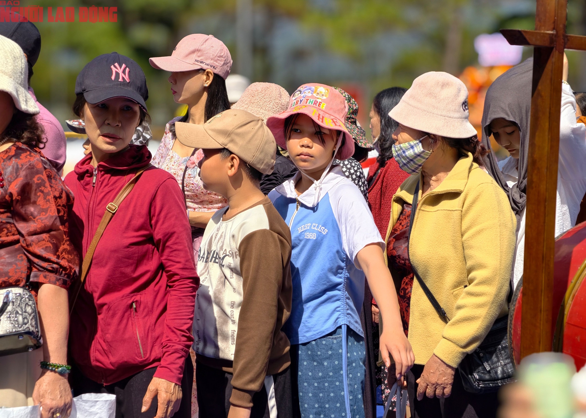 Vượt hơn 600 bậc thang l&ecirc;n d&acirc;ng hương trong ng&agrave;y Giỗ Tổ H&ugrave;ng Vương - Ảnh 11.