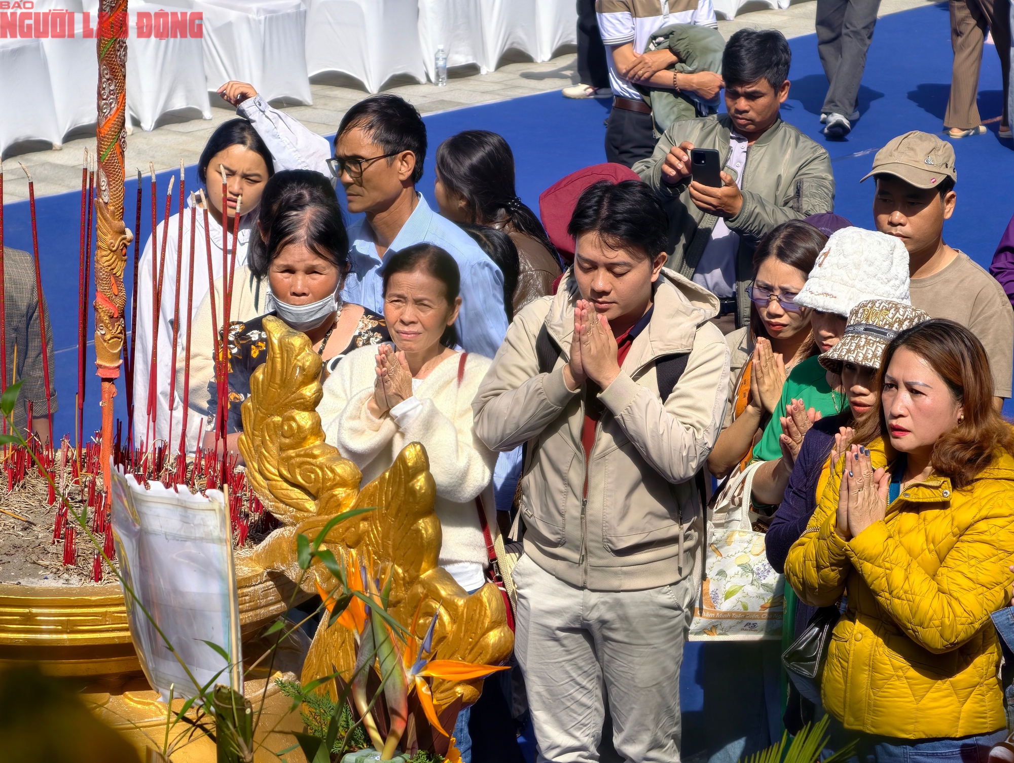 Vượt hơn 600 bậc thang l&ecirc;n d&acirc;ng hương trong ng&agrave;y Giỗ Tổ H&ugrave;ng Vương - Ảnh 13.