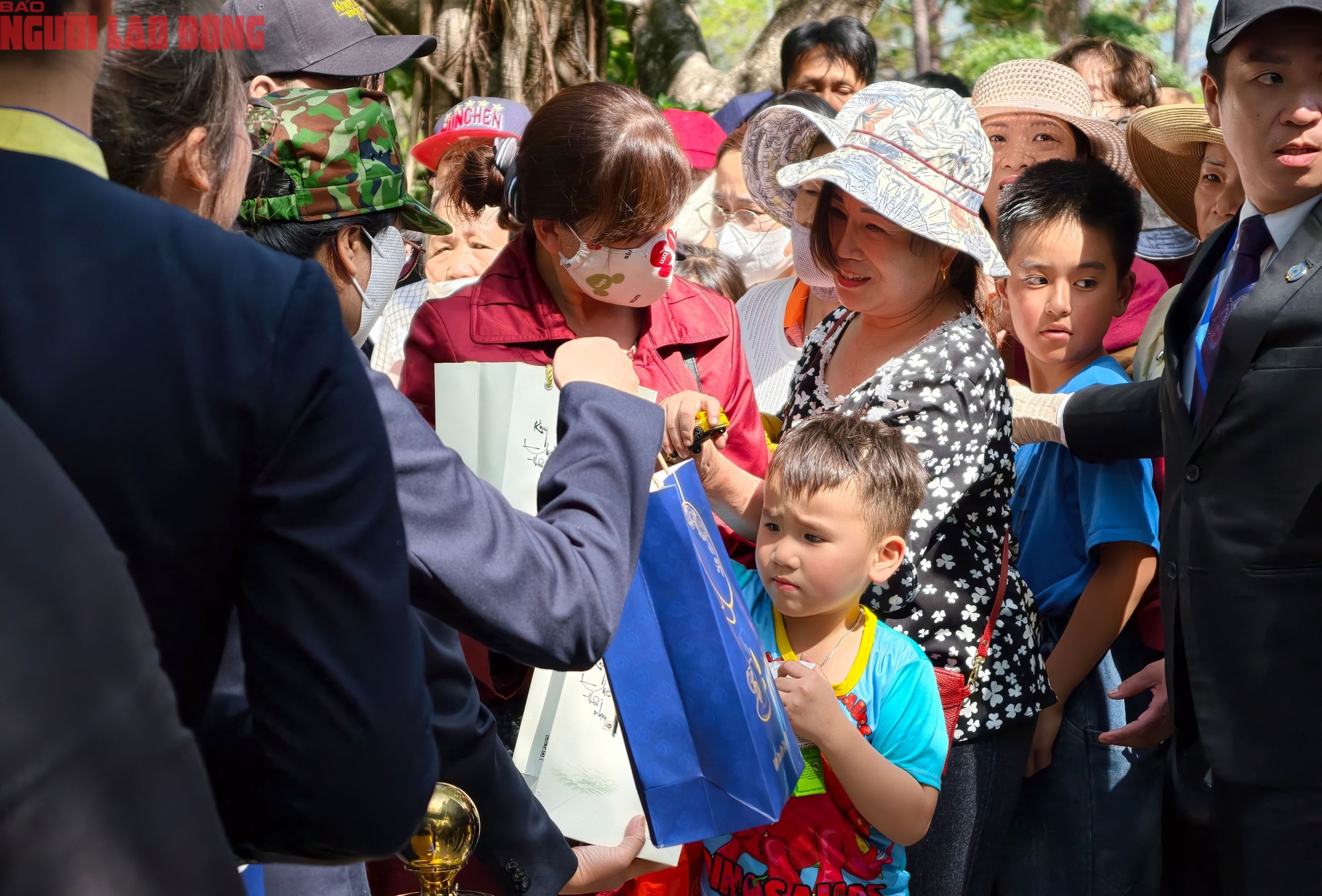 Vượt hơn 600 bậc thang l&ecirc;n d&acirc;ng hương trong ng&agrave;y Giỗ Tổ H&ugrave;ng Vương - Ảnh 14.