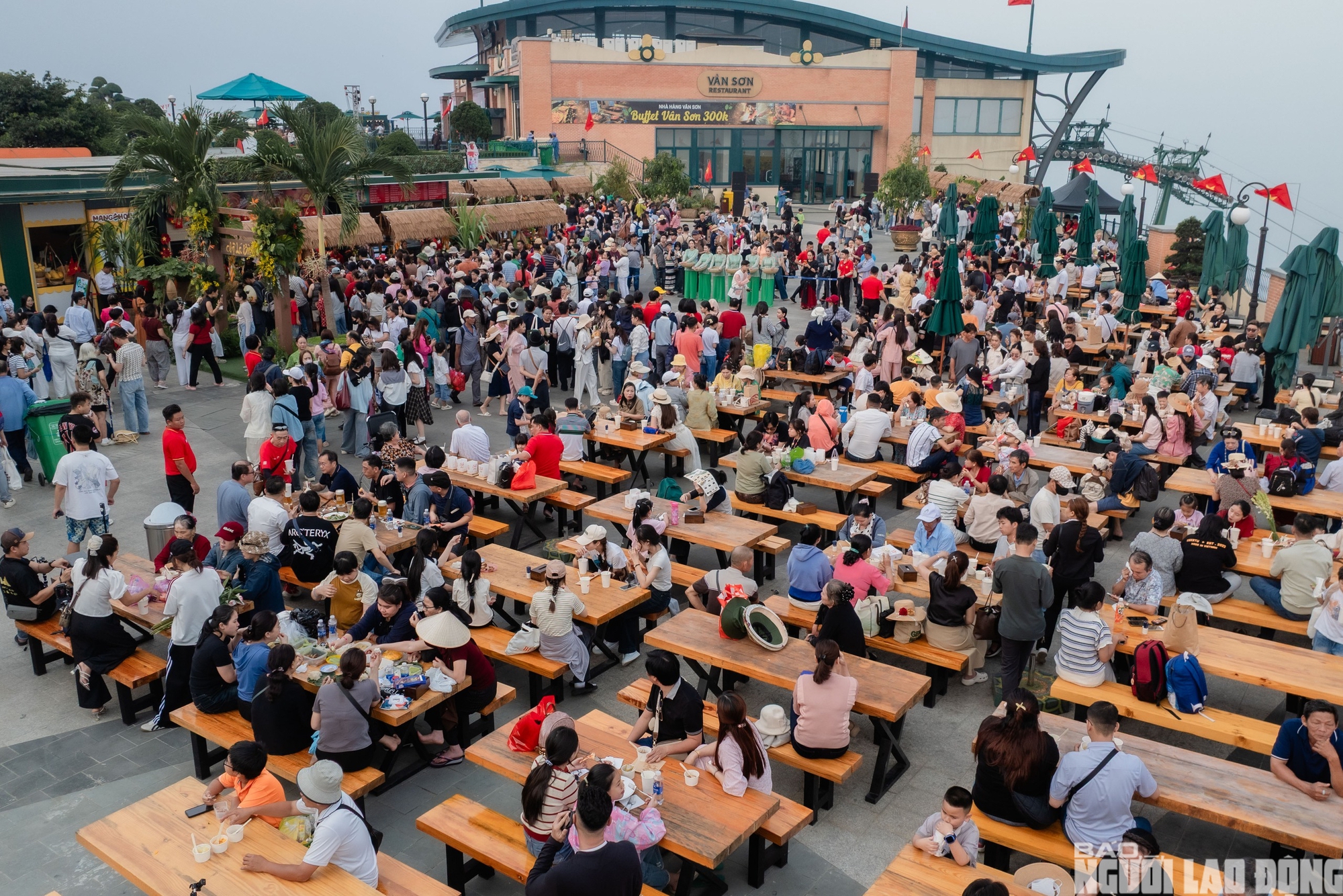 H&agrave;ng ng&agrave;n người đổ x&ocirc; l&ecirc;n&nbsp;N&uacute;i B&agrave; Đen&nbsp;dịp&nbsp;Giỗ Tổ H&ugrave;ng Vương - Ảnh 2.